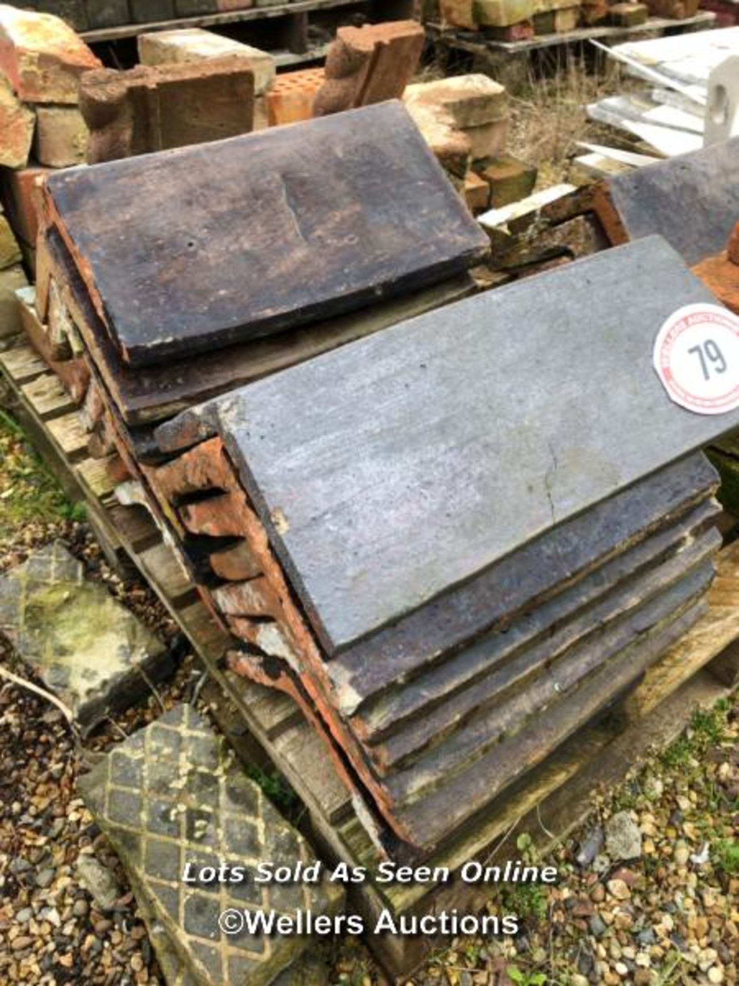PALLET OF MIXED ROOF TILES & BRICKS / ITEM LOCATION: HP22, FULL ADDRESS WILL BE GIVEN TO - Image 2 of 3