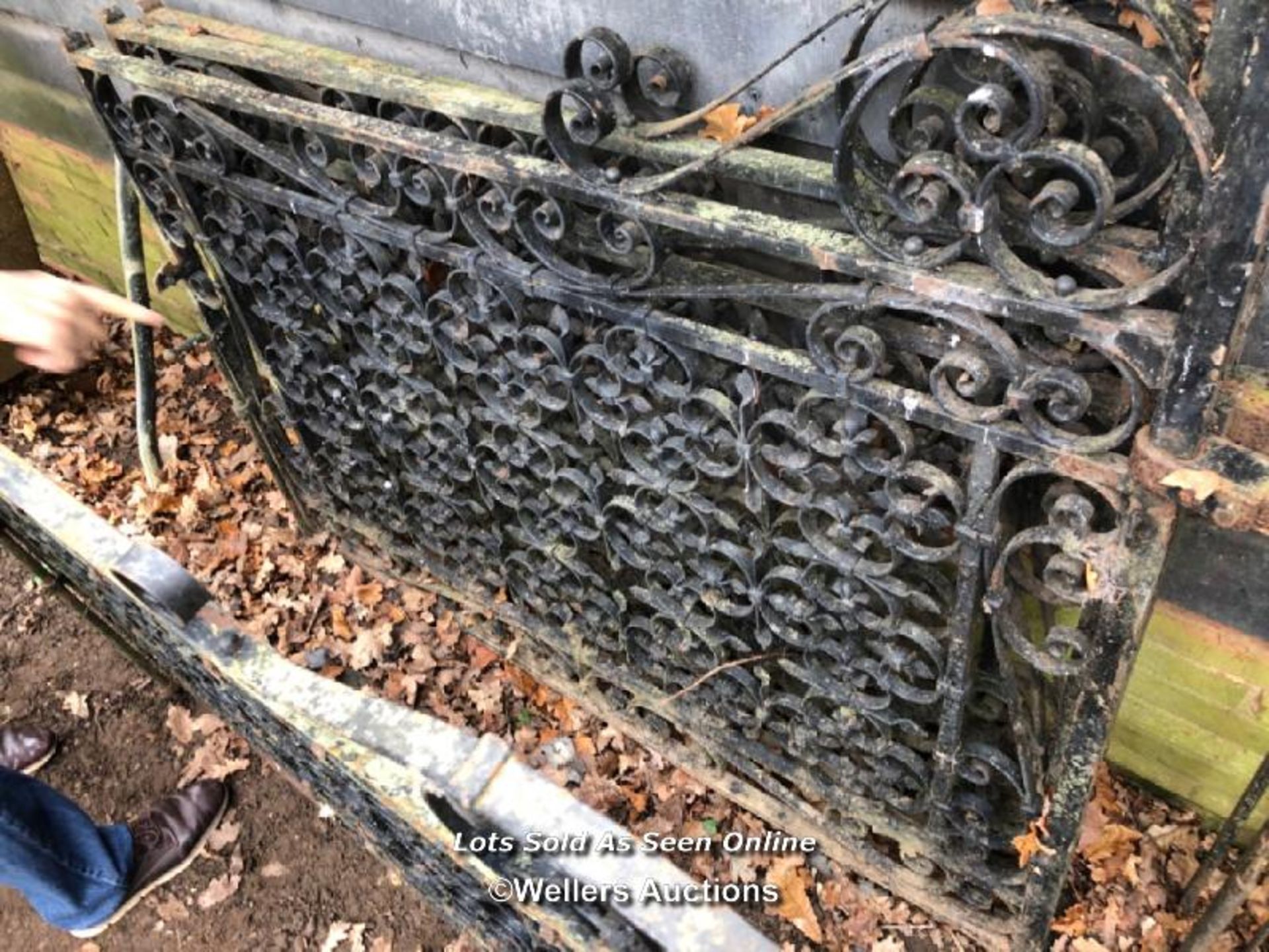 *PAIR OF INTRICATE WROUGHT IRON GATES, 135CM (H) X 153CM (W) / ITEM LOCATION: GU8, FULL ADDRESS WILL - Image 3 of 4