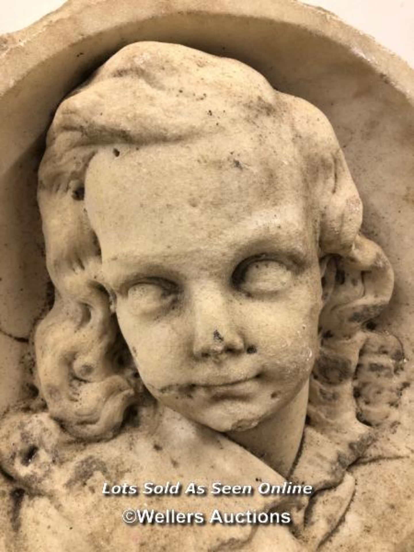 STONE WALL PIECE DEPICTING YOUNG LADY^ 38CM (DIA) X 9CM (D) / ITEM LOCATION: GUILDFORD^ GU14SJ ( - Image 2 of 3