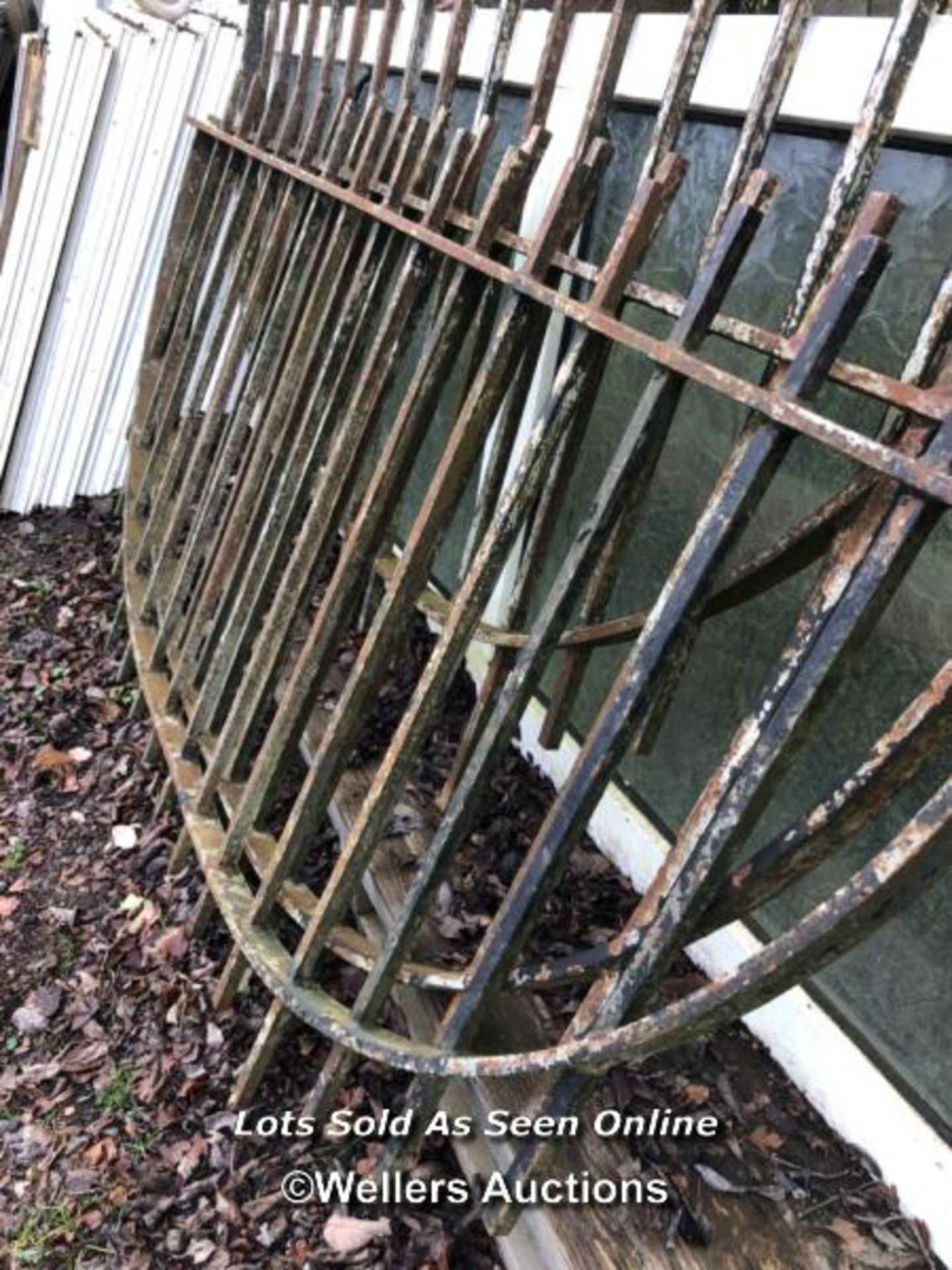 SET OF 3X HEAVY IRON WALL RAILINGS, APPROX. 100CM (H) X 205CM (W) / ITEM LOCATION: HP22, FULL - Image 2 of 3