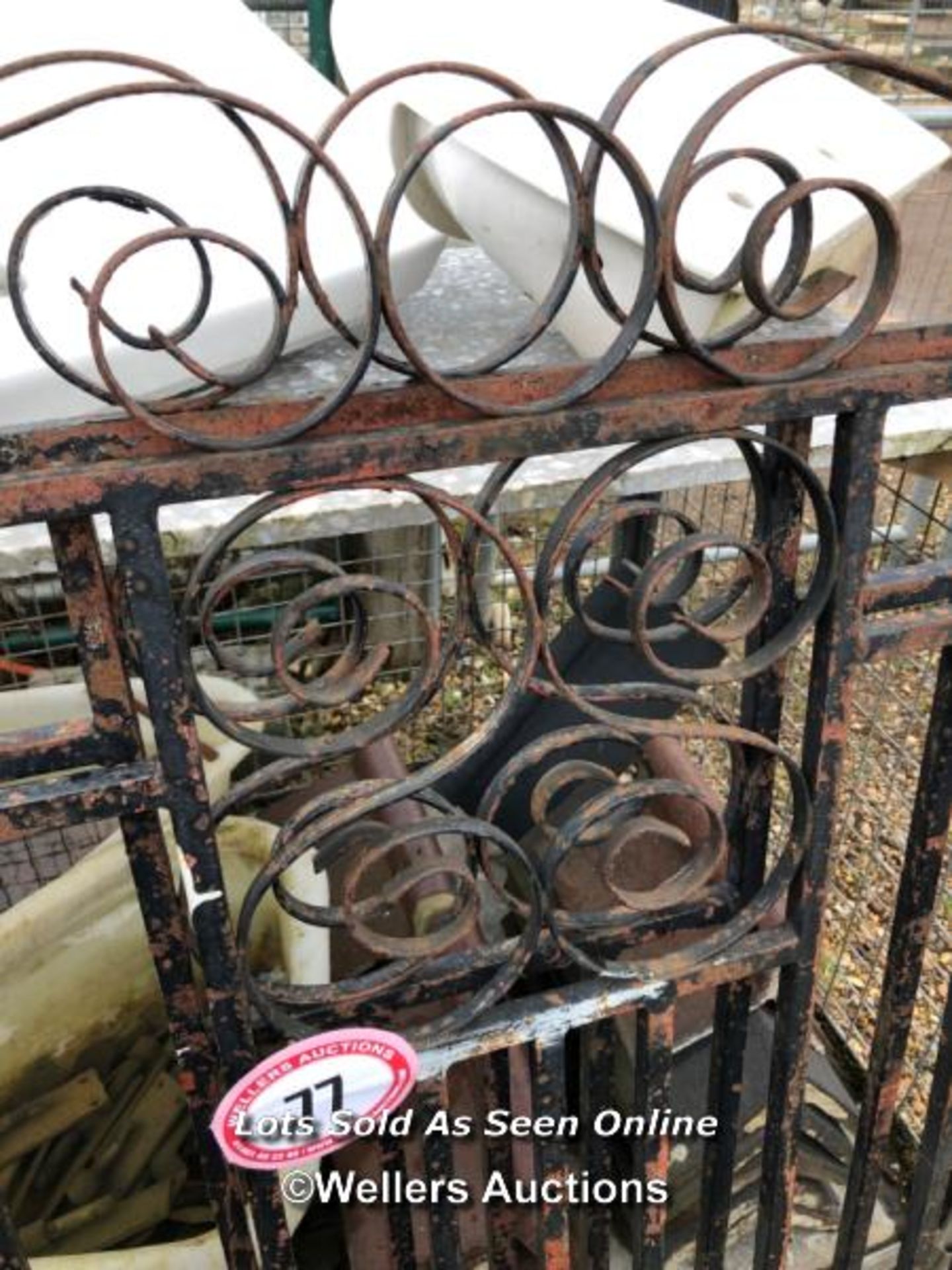 PAIR OF HEAVY ORNATE METAL GATES, 137CM (H) X 166CM (W) X 2CM (D) / ITEM LOCATION: HP22, FULL - Image 2 of 3