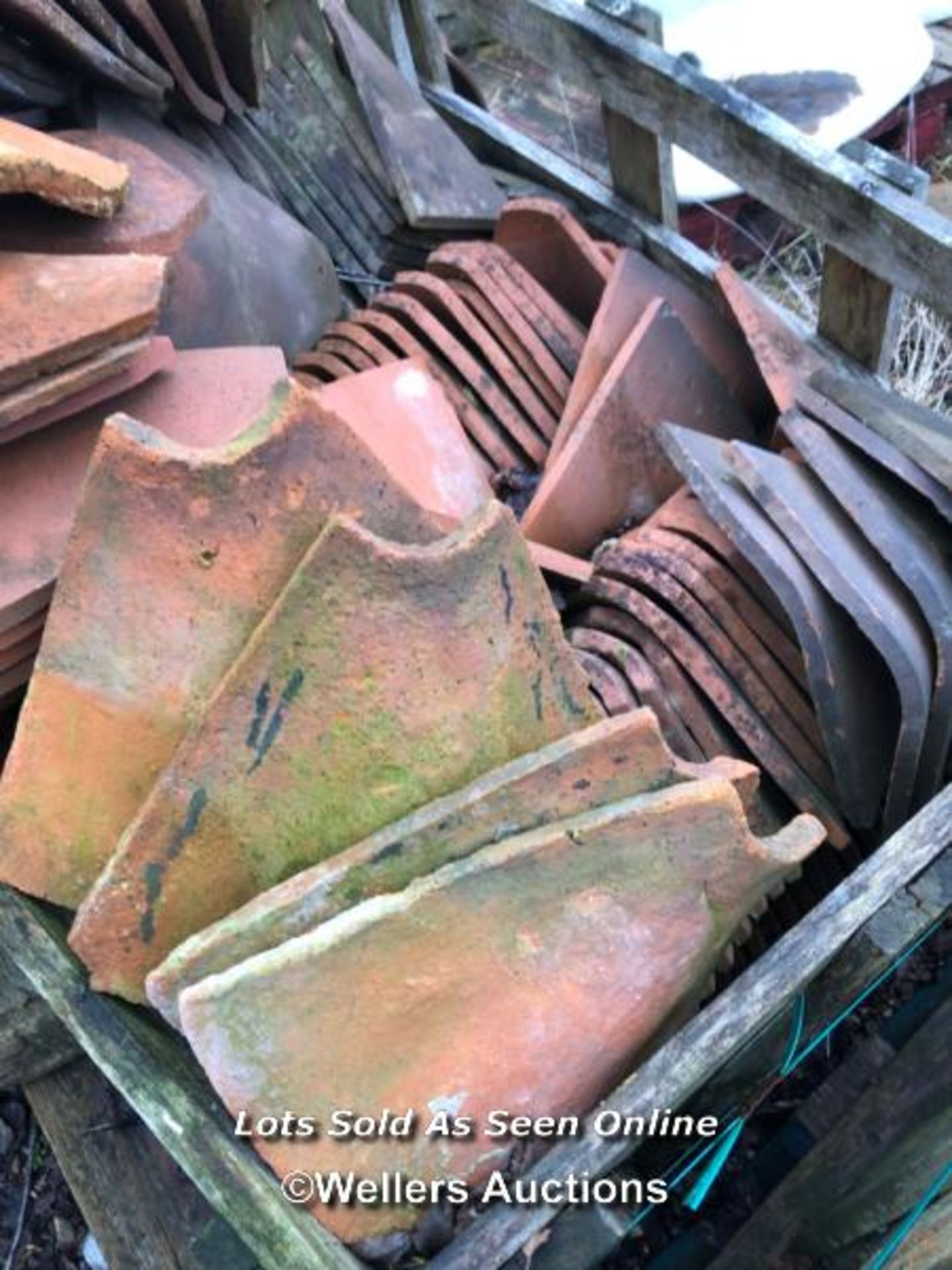 CRATE OF APPROX. 100X TERRACOTTA ROOF TILES, TILE DIMENSIONS 26CM X 35CM / ITEM LOCATION: HP22, FULL - Image 2 of 2