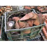 CRATE OF APPROX. 100X TERRACOTTA ROOF TILES, TILE DIMENSIONS 26CM X 35CM / ITEM LOCATION: HP22, FULL