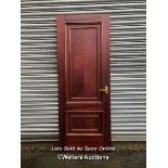 *CONTEMPORARY MAHOGANY EFFECT DOOR WITH BRASS HANDLES, 198CM (H) X 76CM (W) / ITEM LOCATION: