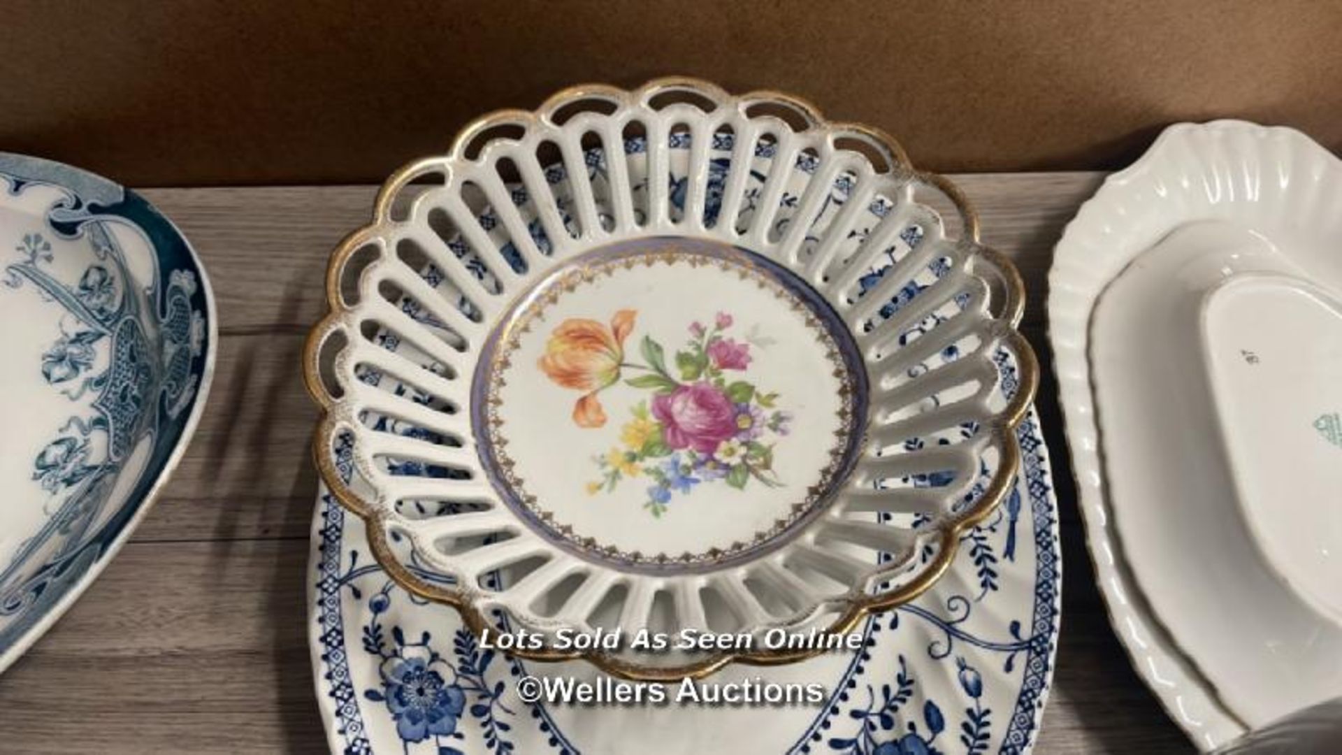 ASSORTED OVAL SERVING PLATTERS, PEARCED BOWL, PLATES, VASE AND MODERN CLOCK (25) - Image 9 of 16