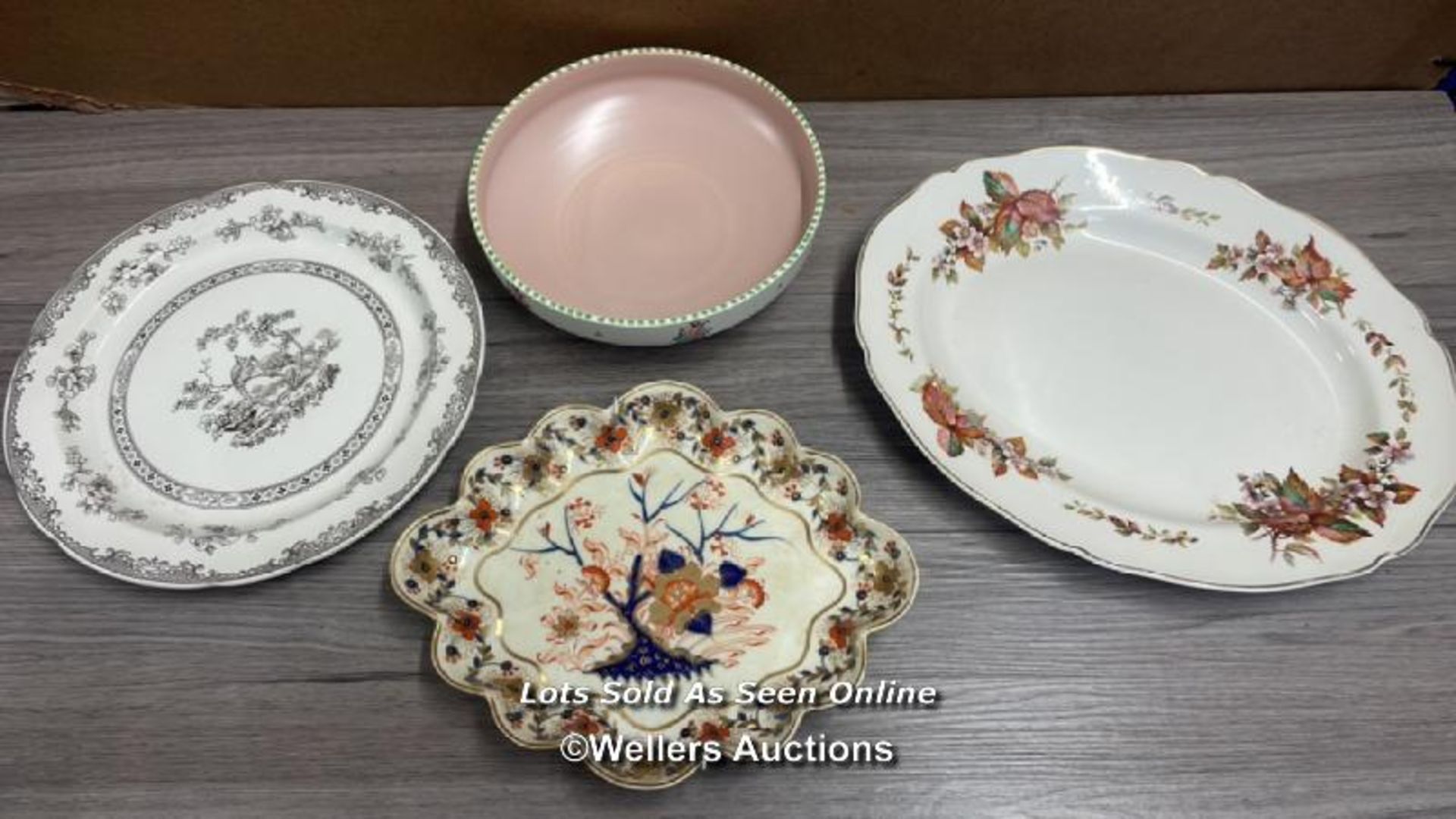 THREE LARGE PLATTERS INCLUDING DERBY DEWSBURY C1790, ROYAL DAULTON WILTON AND SPODE WITH A POOL