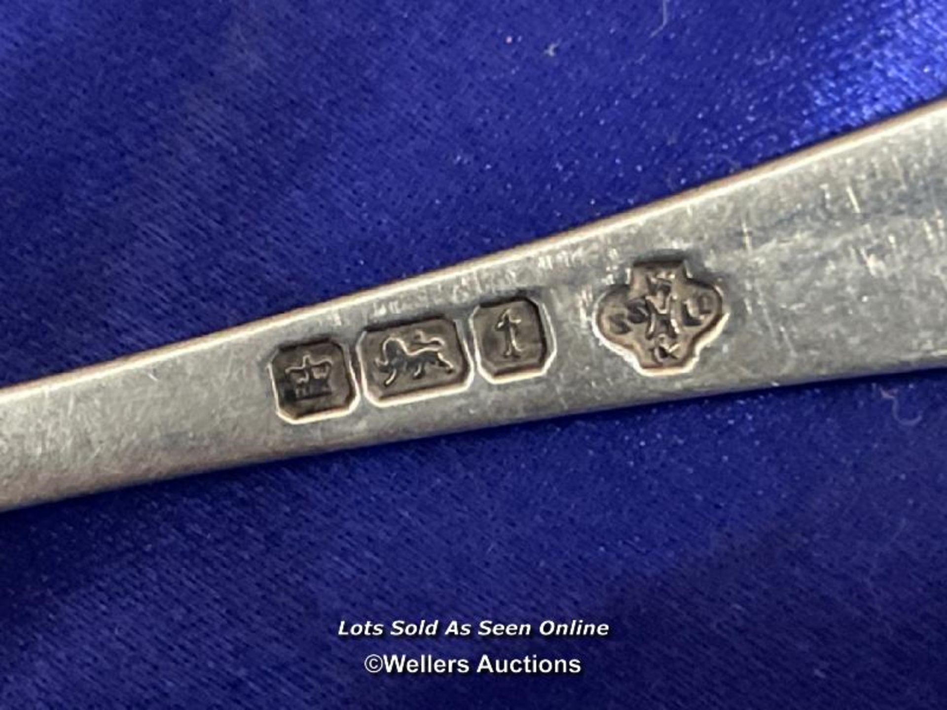 A CASED SET OF SIX HALLMARKED SILVER TEA SPOONS, WEIGHT 67G - Image 2 of 2
