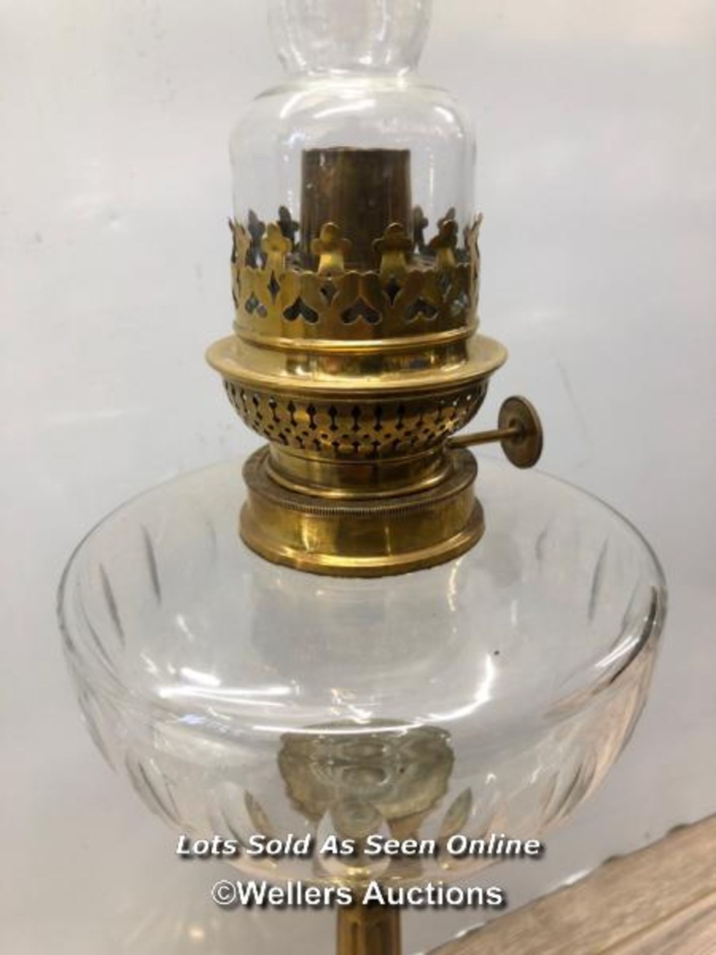 *TALL AND SLENDER OIL LAMP, GLASS RESERVOIR AND BRASS BASE - Image 2 of 4