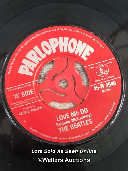 THE BEATLES - FIVE VINYL SINGLES INCLUDING 'LOVE ME DO' PARLOPHONE R 4949 1962, 'HEY JUDE' R5722, - Image 6 of 6