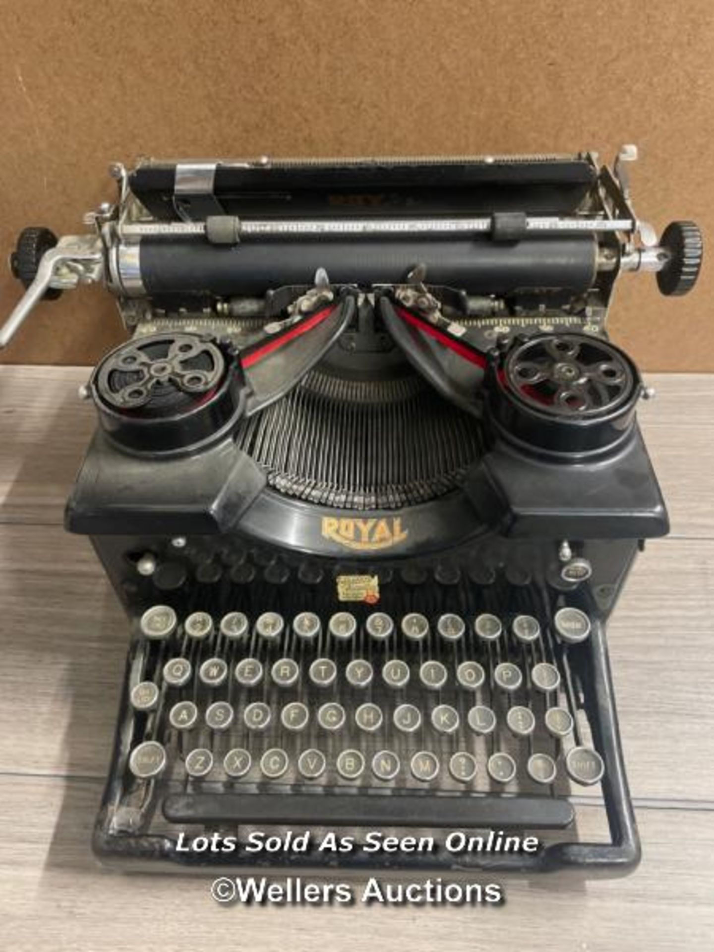 ROYAL TYPEWRITER. QWERTY KEYBOARD