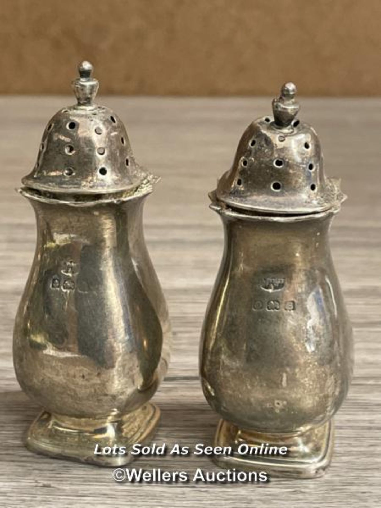 MAPPIN & WEBB HALLMARKED SILVER CRUET SET OF TWO LIDDED POTS WITH SPOONS, TWO OPEN POTS WITH - Image 16 of 19