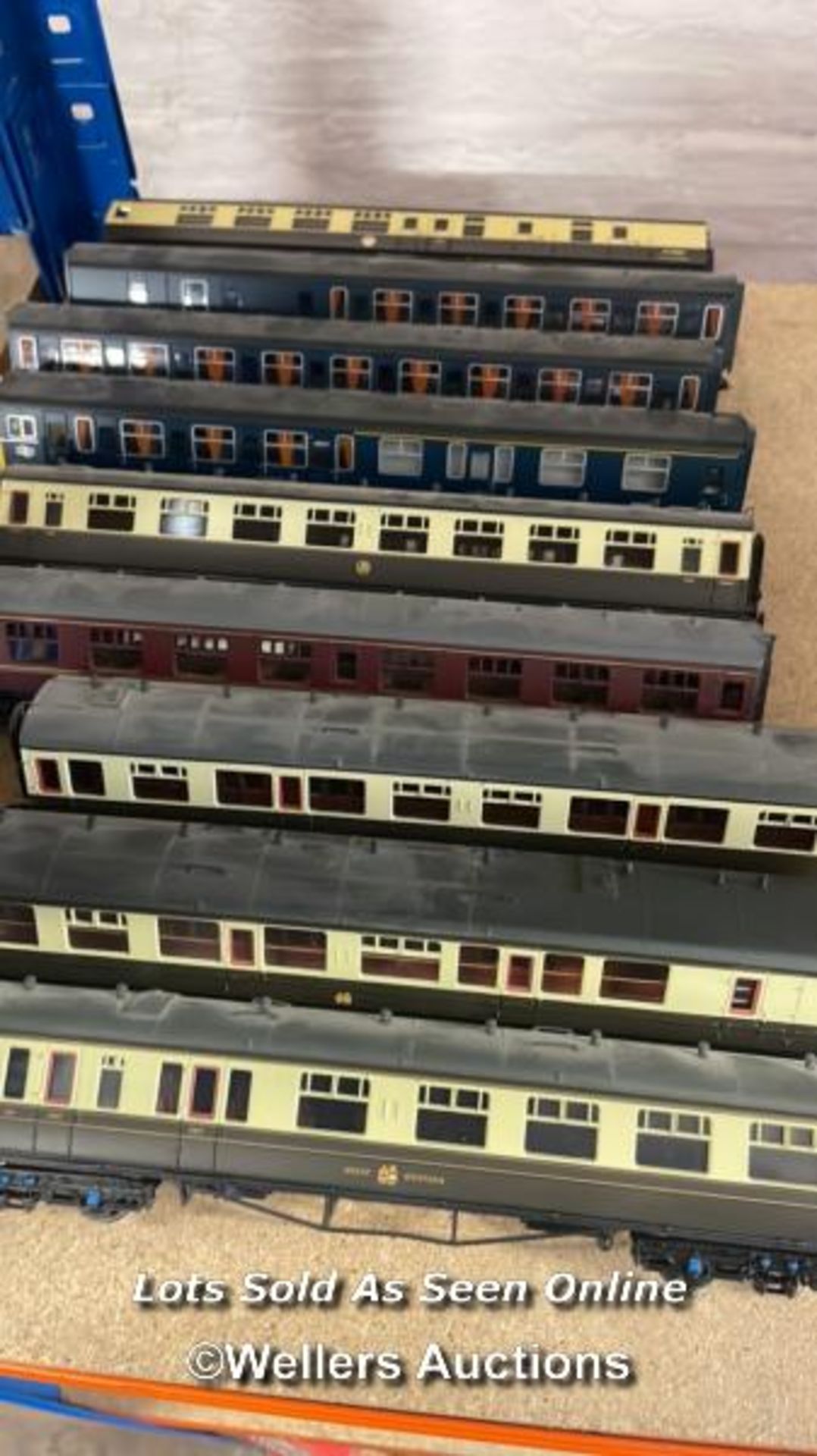 LIMA DOUBLE ENDED LOCO; FOUR HORNBY COACHES, FOUR BACHMANN COACHES, ONE MAINLINE COACH, LACKING - Image 3 of 3