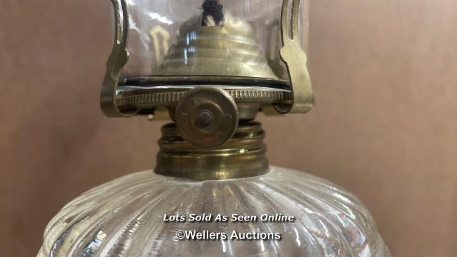 *MOULDED CLEAR GLASS OIL LAMP - Image 3 of 4