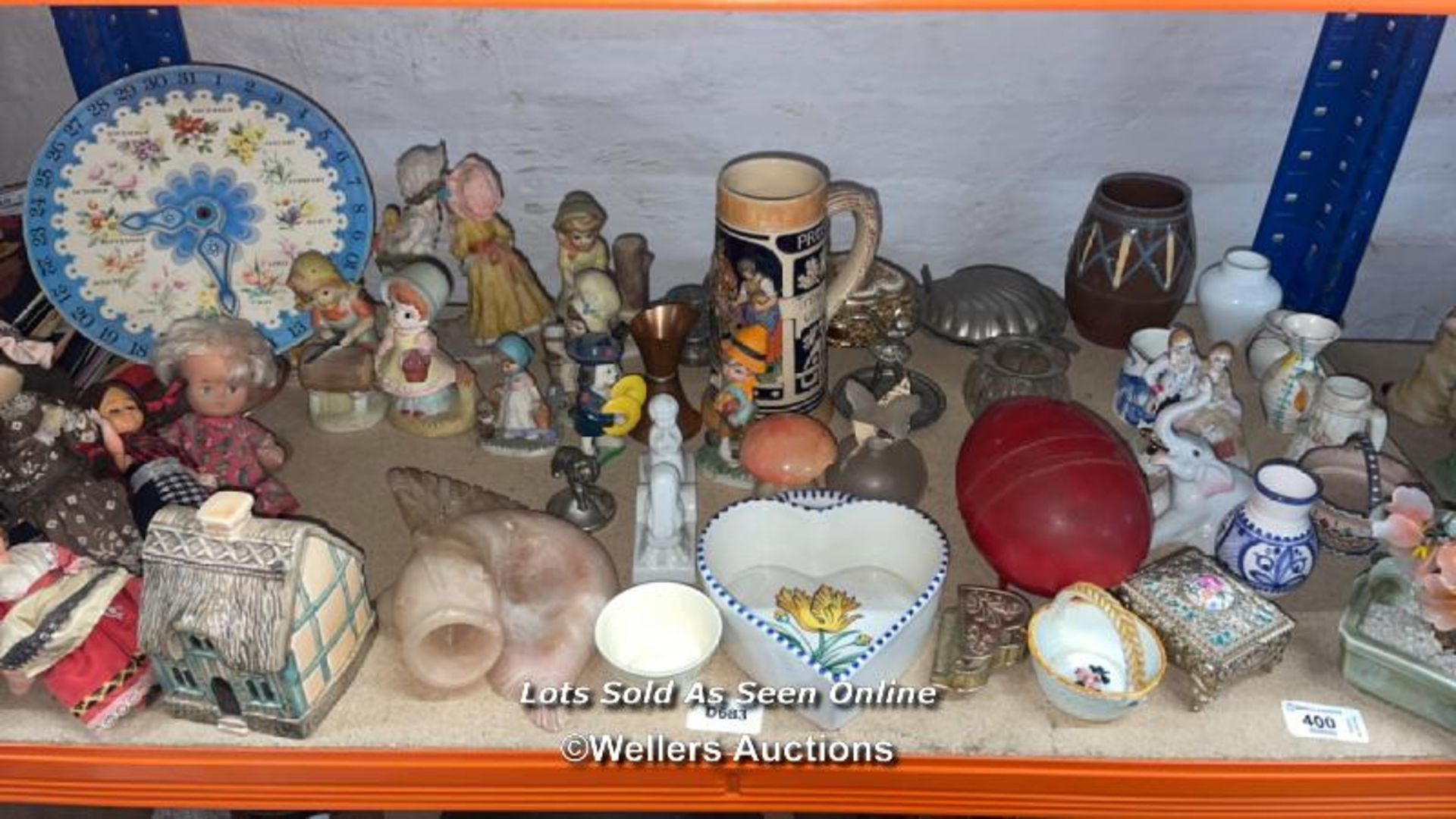 QUANTITY OF ORNAMENTS AND DOLLS