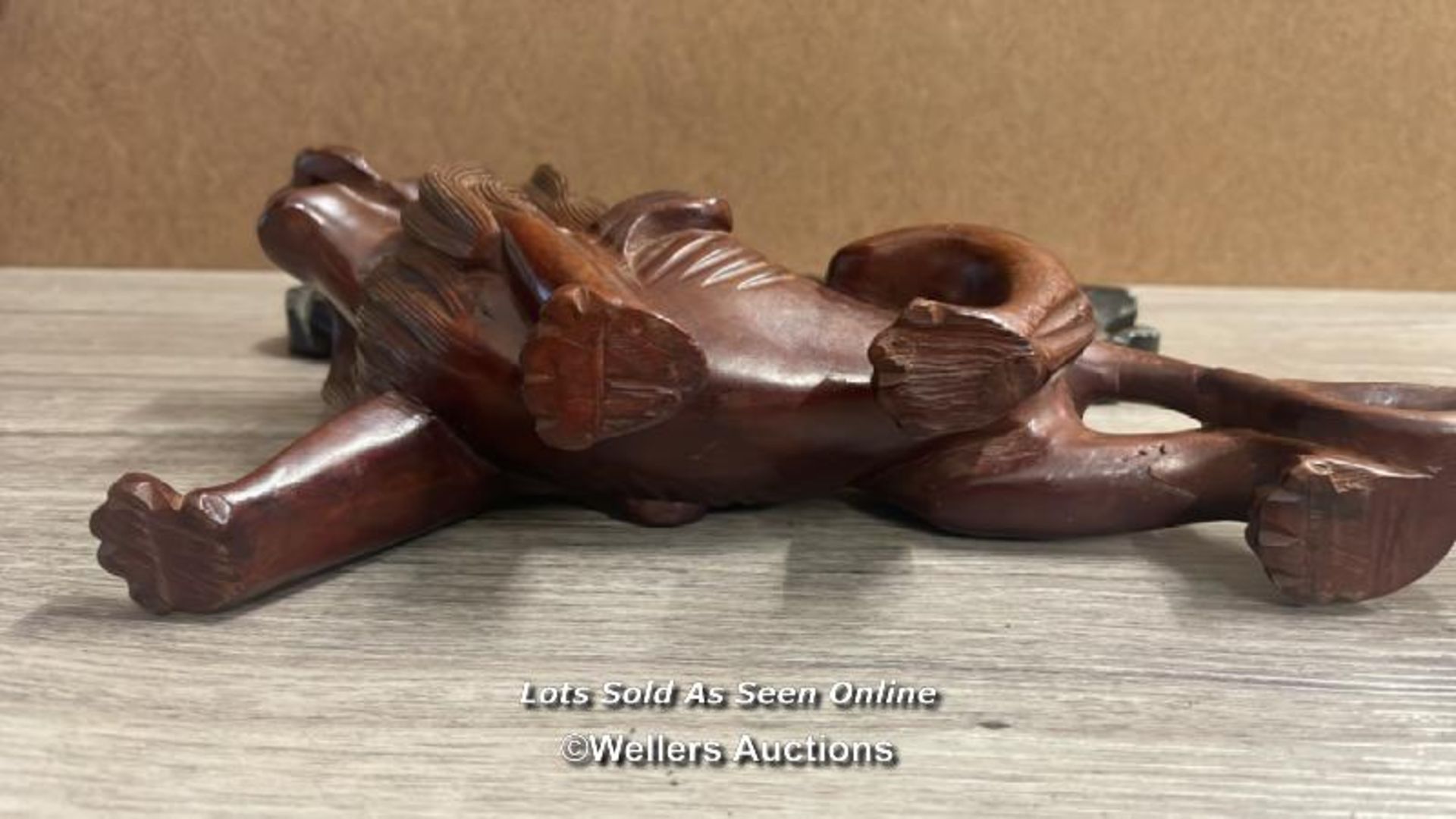 PAIR OF ORIENTAL LIONS ON HARDWOOD BASE, ONE FOOT DAMAGED, 17CM HIGH - Image 4 of 9