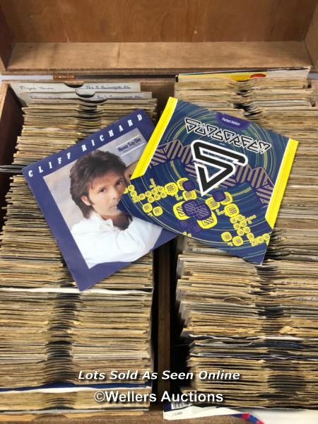 OVER 200 X ASSORTED VINYL SINGLES MAINLY 80'S POP IN A LARGE WOODEN DJ'S CASE - Image 2 of 2