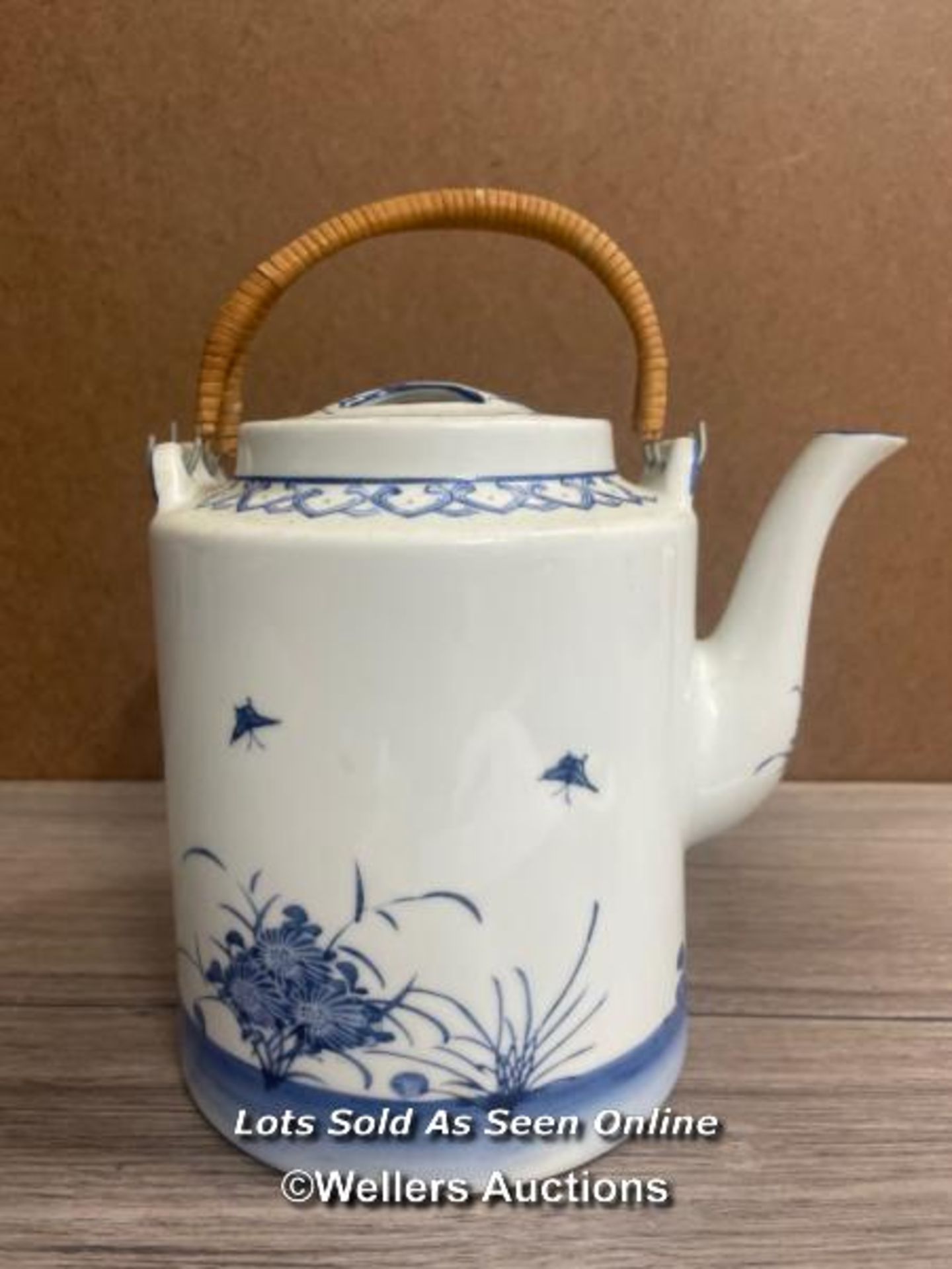 BLUE & WHITE ORIENTAL TEA POT WITH WICKER HANDLE, 16CM HIGH - Image 2 of 4