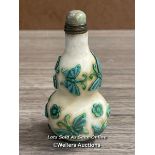 ORNATE CHINESE SNUFF BOTTLE - BUTTERFLY DECORATION, INSCRIPTION TO THE BASE, 8CM HIGH
