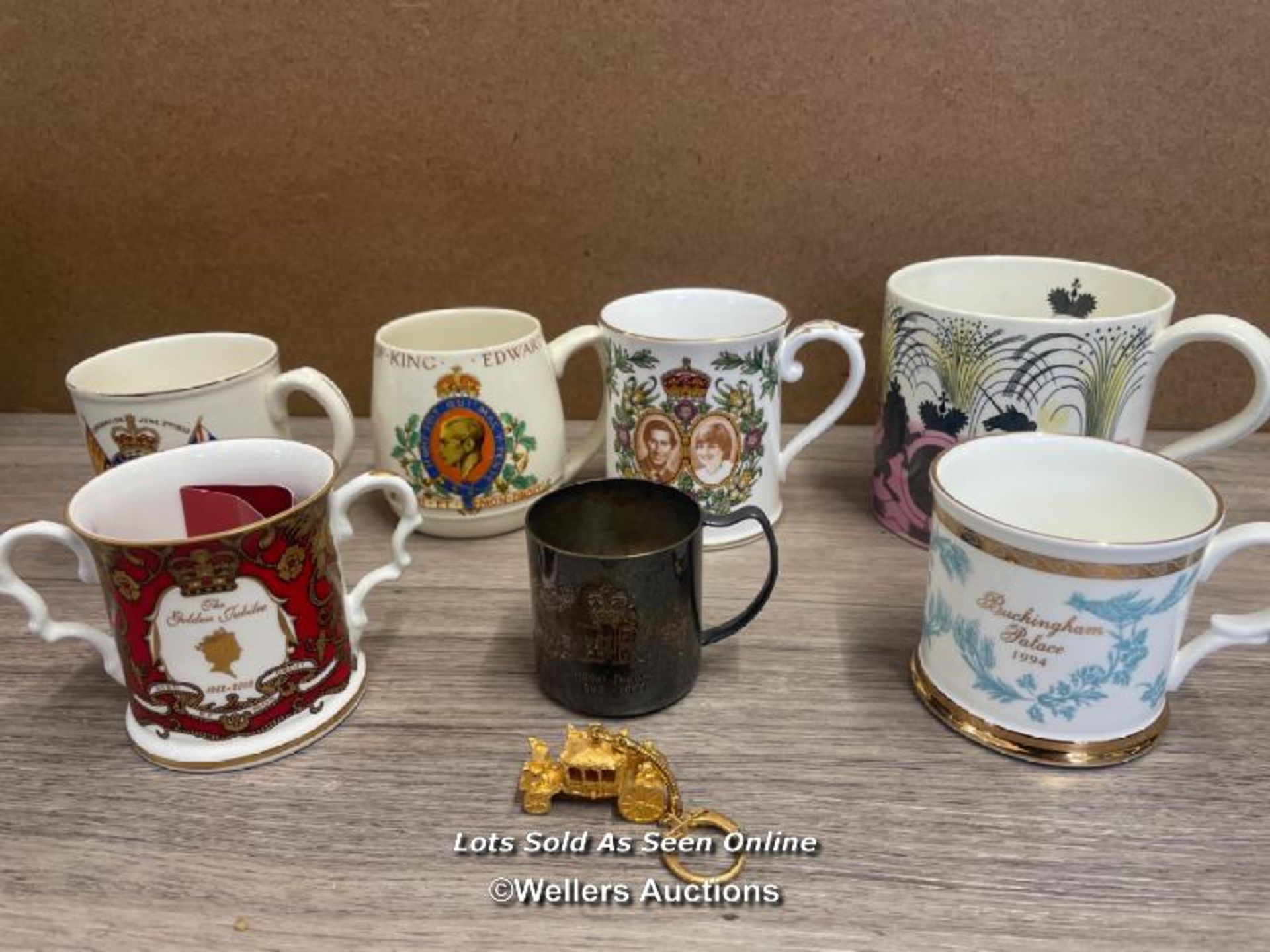 ASSORTED COMMEORATIVE WARES INCLUDING SILVER JUILEE METAL CUP, EDWARD VIII MUG BY J&G MEAKIN AND
