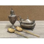 A PART WALKER & HALL SILVER CRUET SET, WEIGHT 102 GRAMS WITH TWO YELLOW METAL CORONATION TEA SPOONS