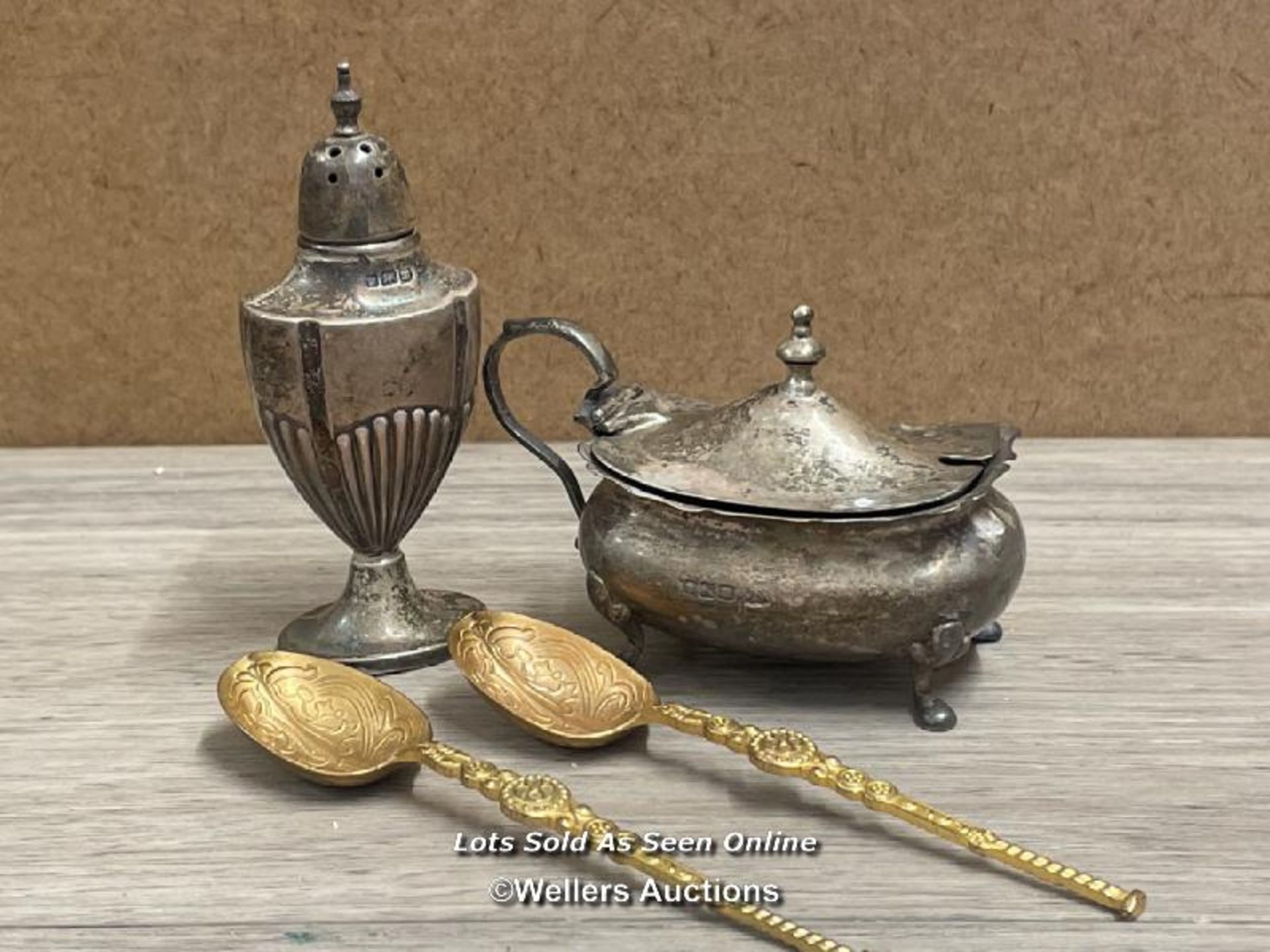 A PART WALKER & HALL SILVER CRUET SET, WEIGHT 102 GRAMS WITH TWO YELLOW METAL CORONATION TEA SPOONS