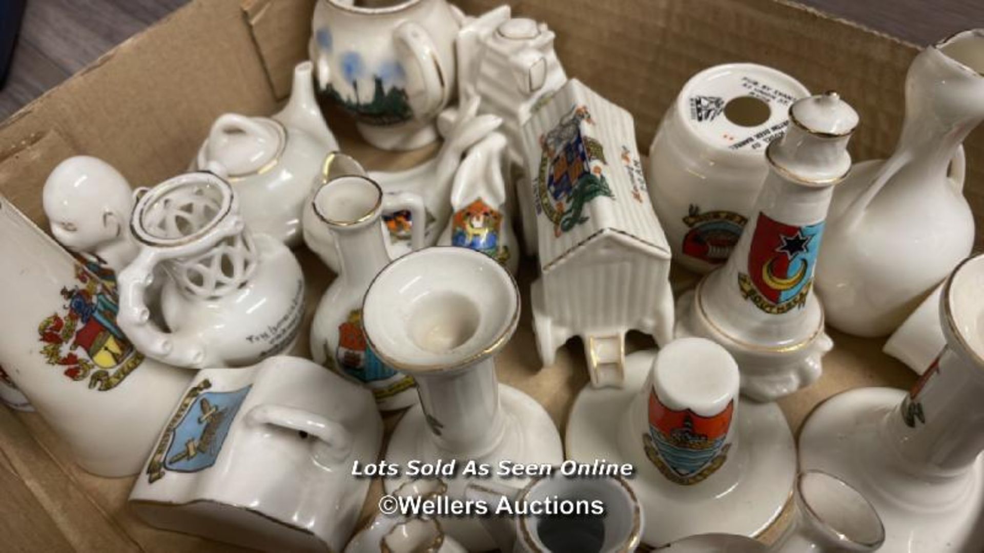 24 PIECES OF CRESTED CHINA - Image 2 of 4