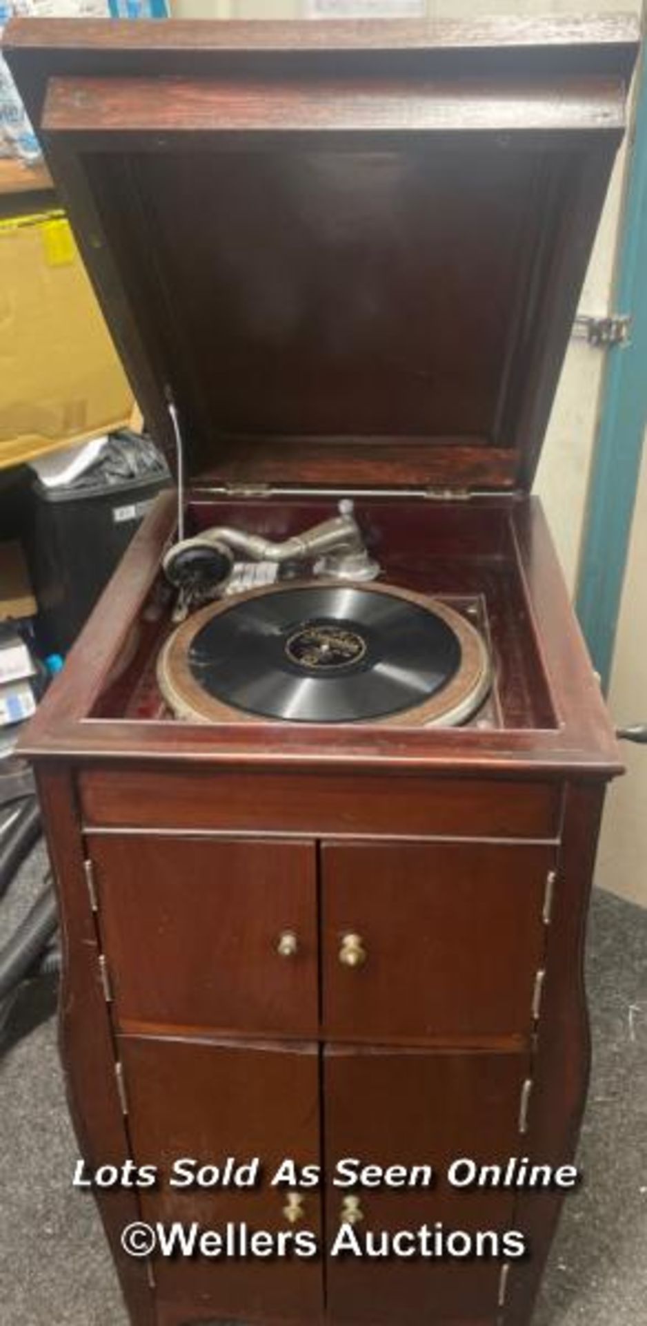 VINTAGE MAHOGANY CASED GRAMOPHONE, IN WORKING ORDER