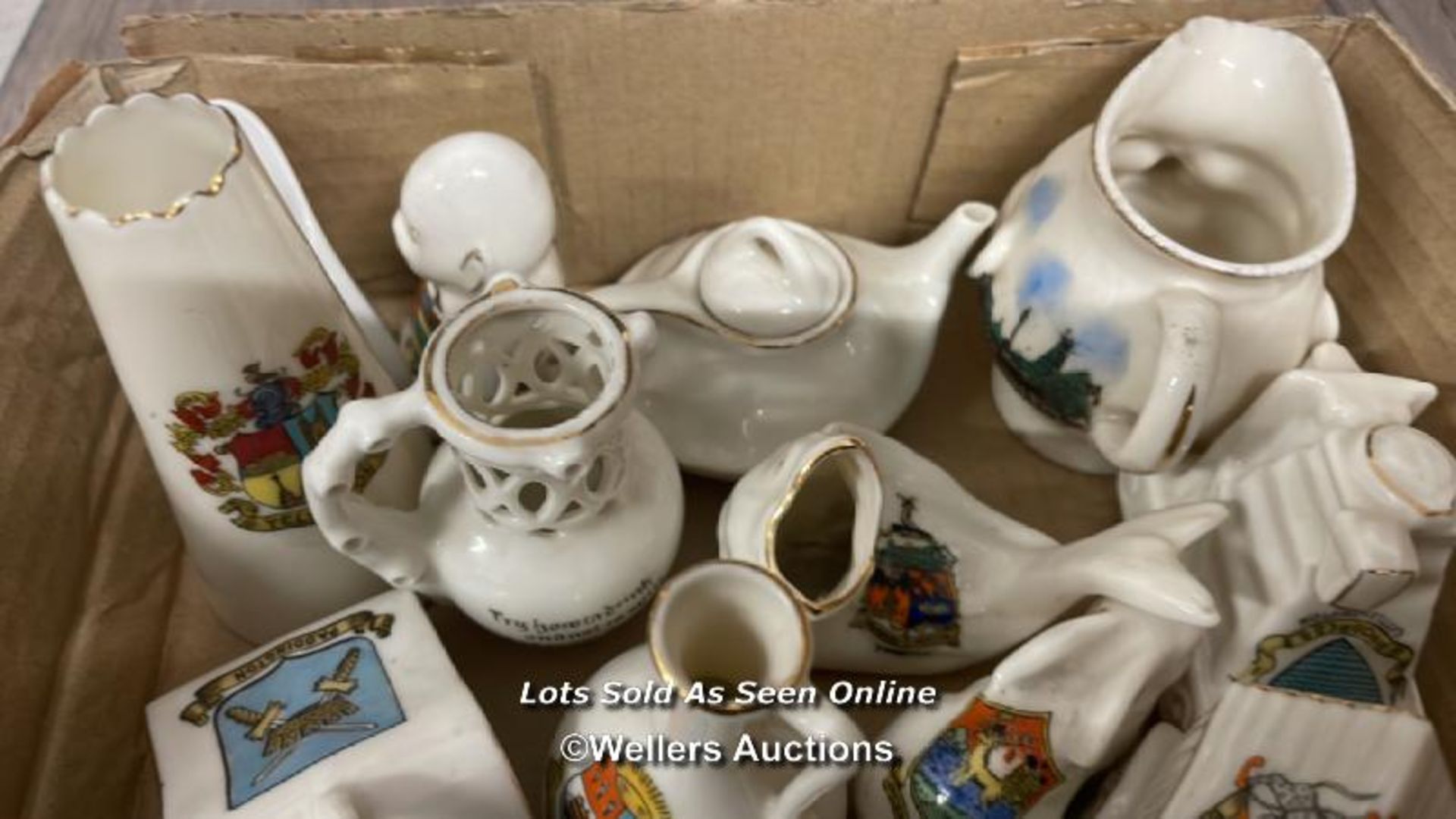 24 PIECES OF CRESTED CHINA - Image 3 of 4
