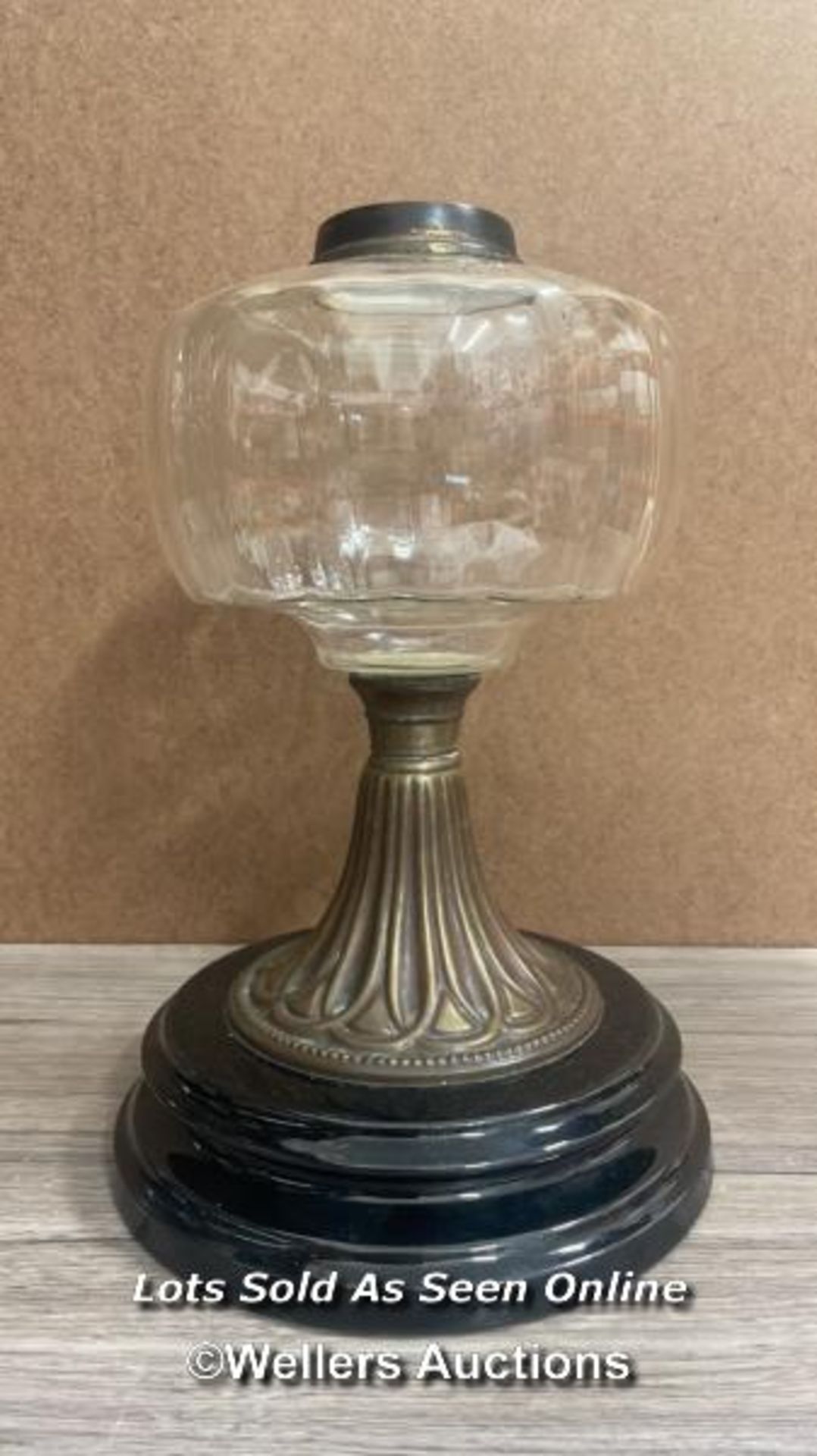 VINTAGE OIL LAMP BASE IN EXCELLENT CONDITION, 27.5CM HIGH