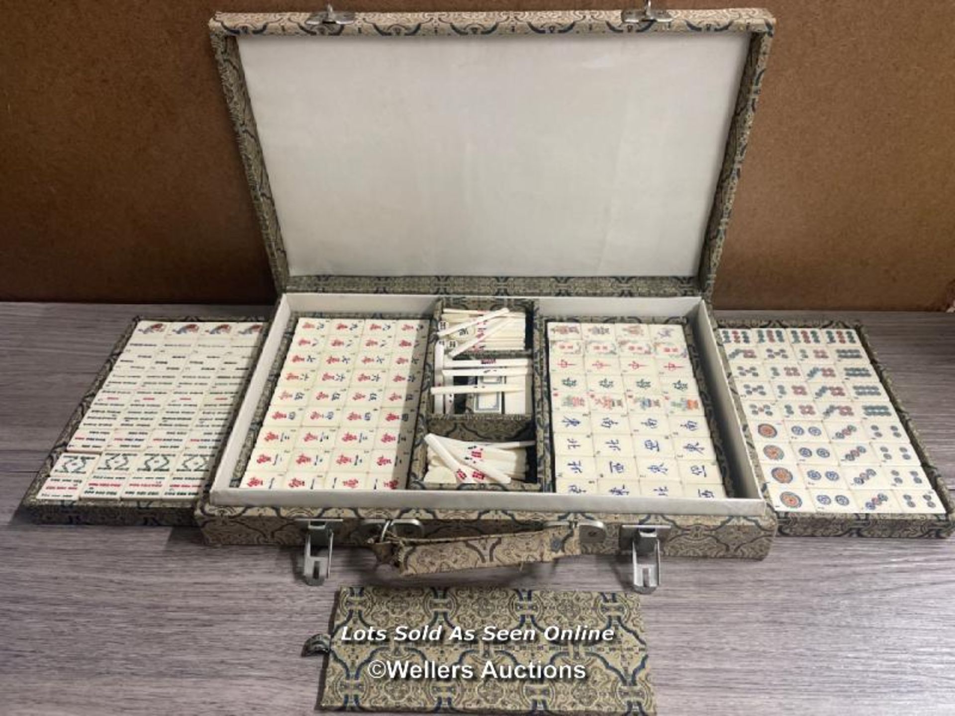 *VINTAGE BONE & BAMBOO MAHJONG SET COMPLETE IN SILK LINED CARRYING CASE
