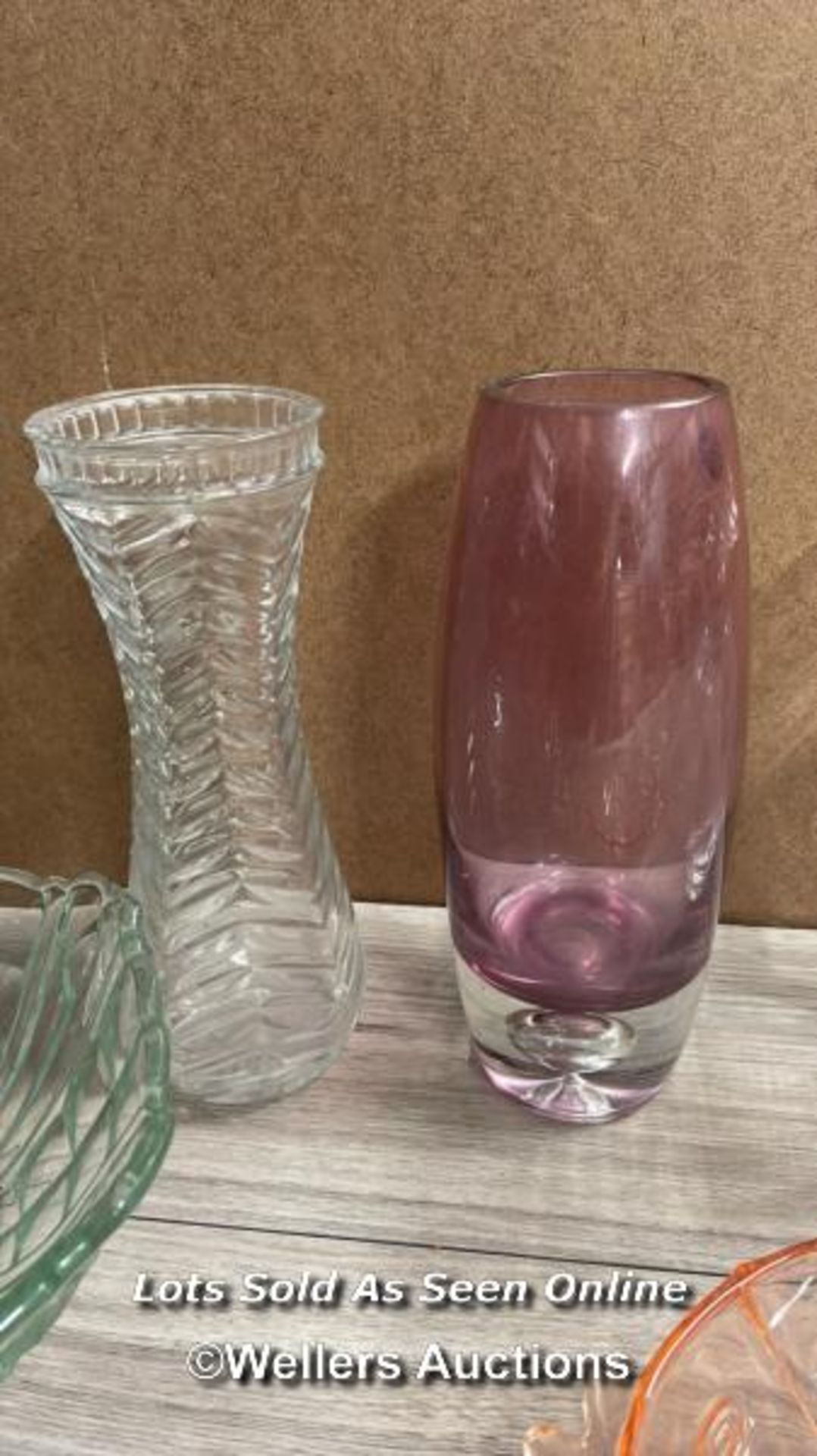 GLASSWARE INCLUDING BOWLS AND VASES - Image 8 of 8