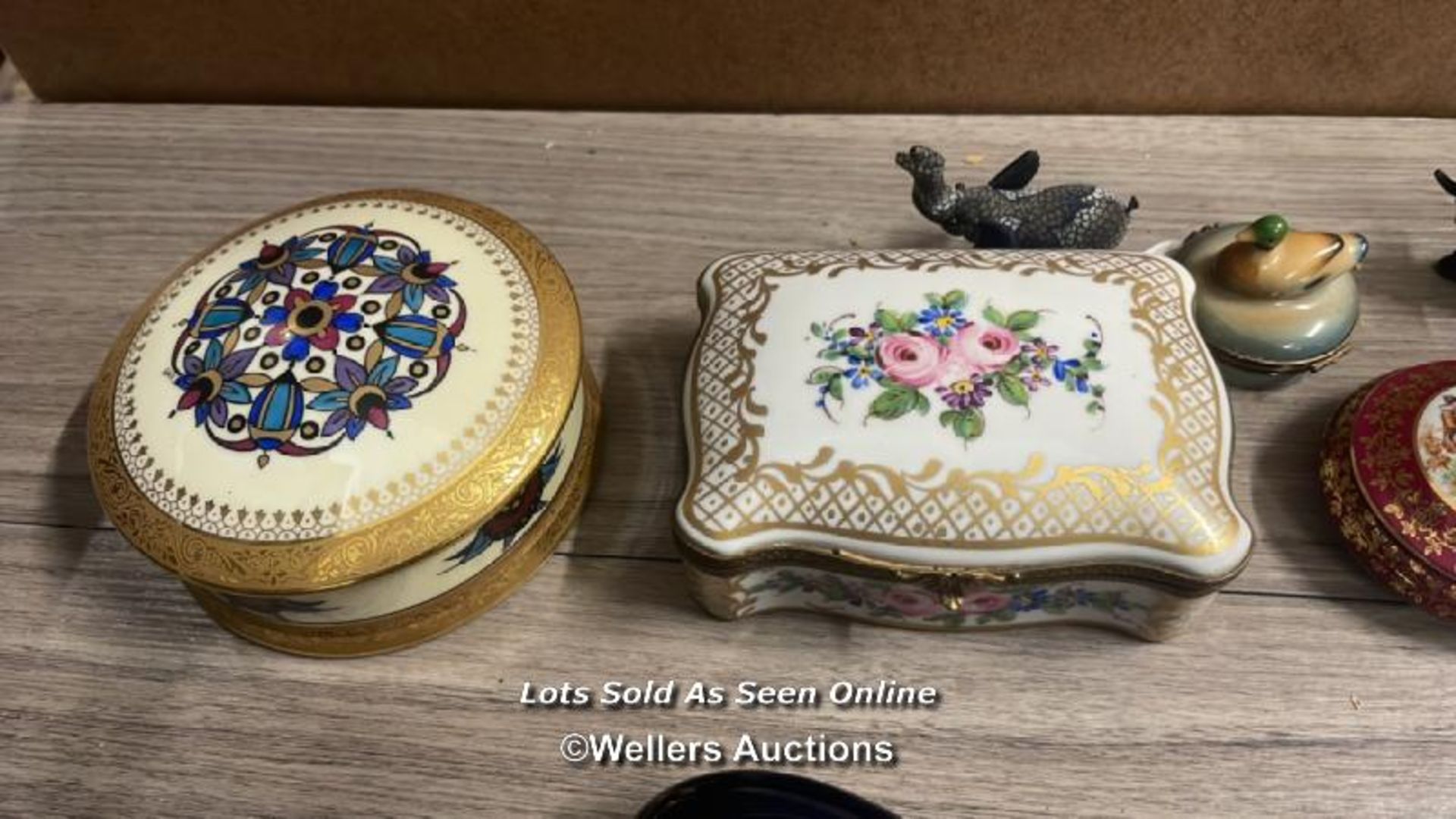 COLLECTION OF PORCELAIN BOXES INCLUDING LIMOGES - Image 11 of 18