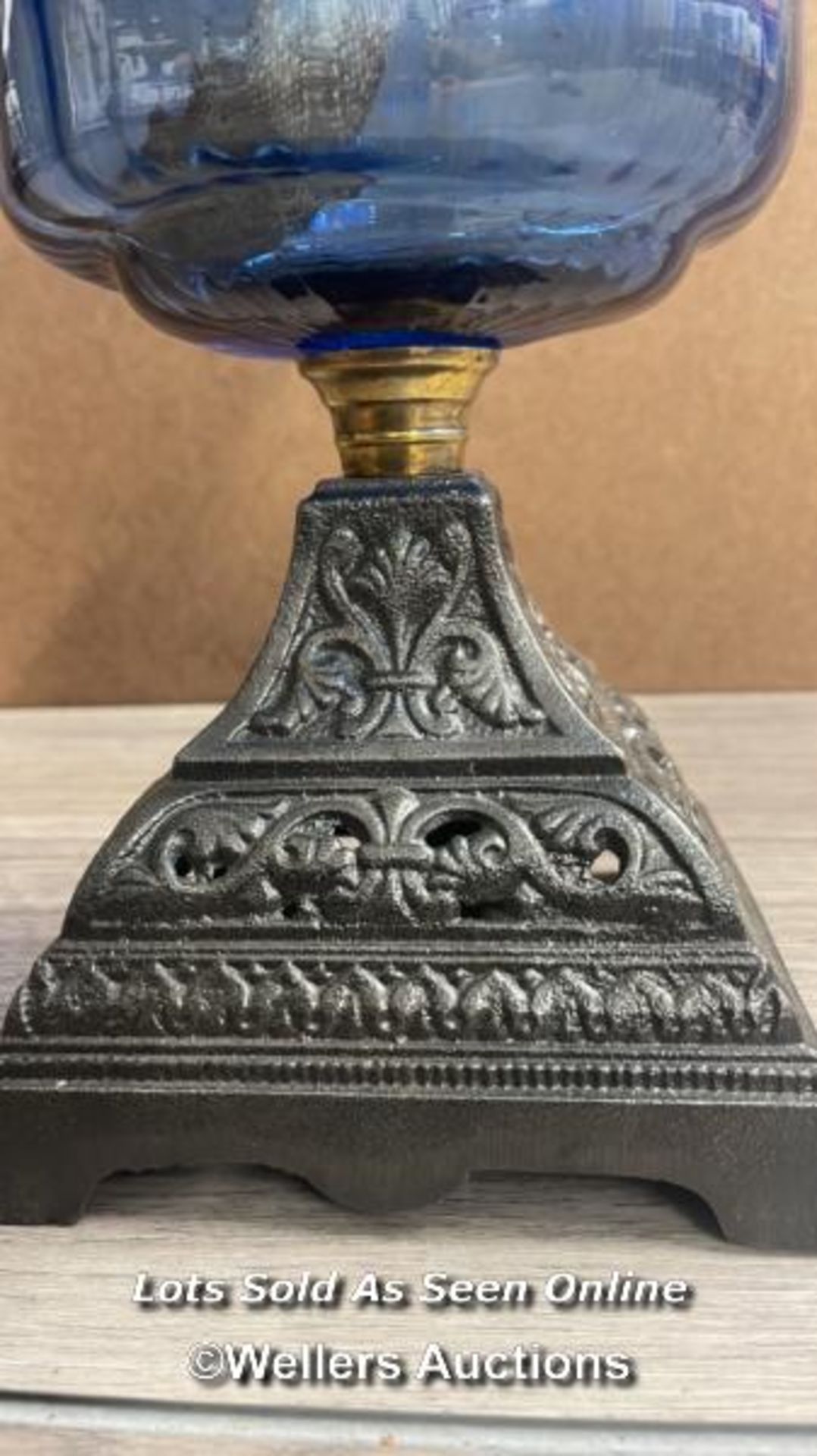 *CAST IRON OIL LAMP WITH BLUE GLASS RESERVOIR - Image 2 of 6