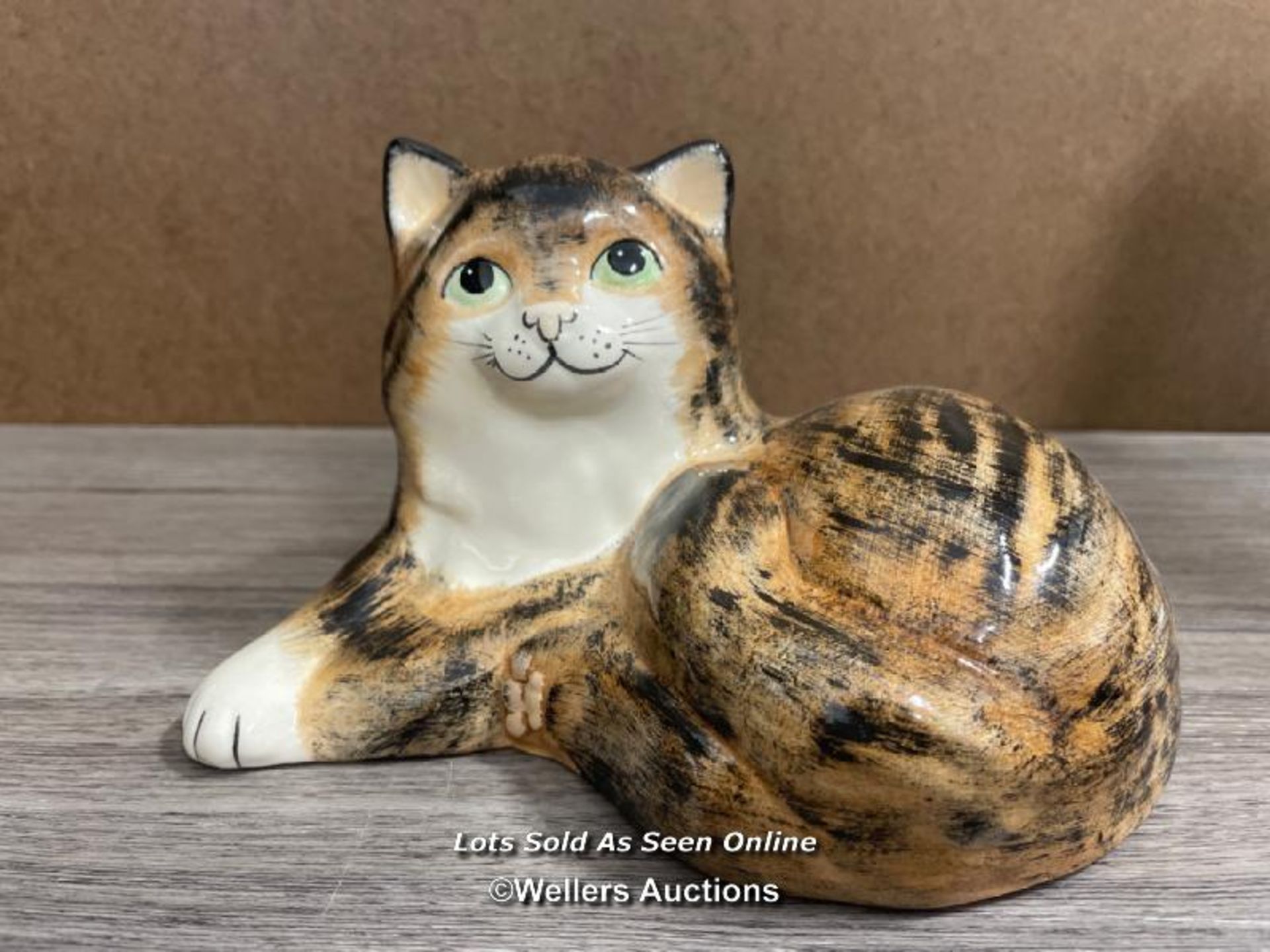 BABBACOMBE POTTERY CAT HAND DECORATED BY PHILIP LAURESTON, VERY GOOD CONDITION, 12CM HIGH
