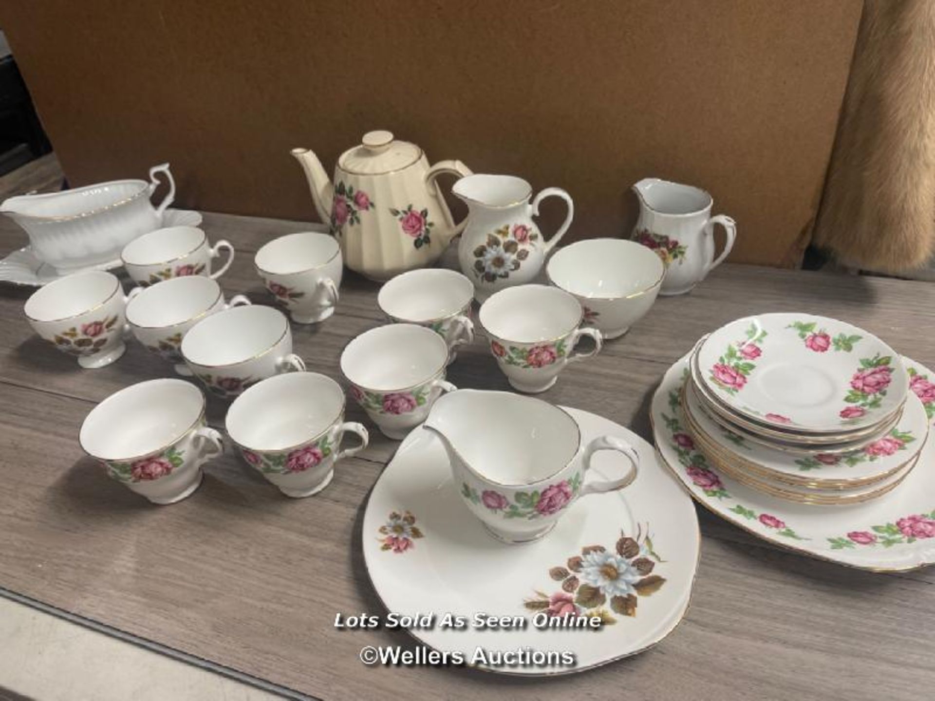 ASSORTED PART TEA SERVICE INCLUDING ROYAL CROFTON, CHODZIEZ AND GAINSBOROUGH (29)