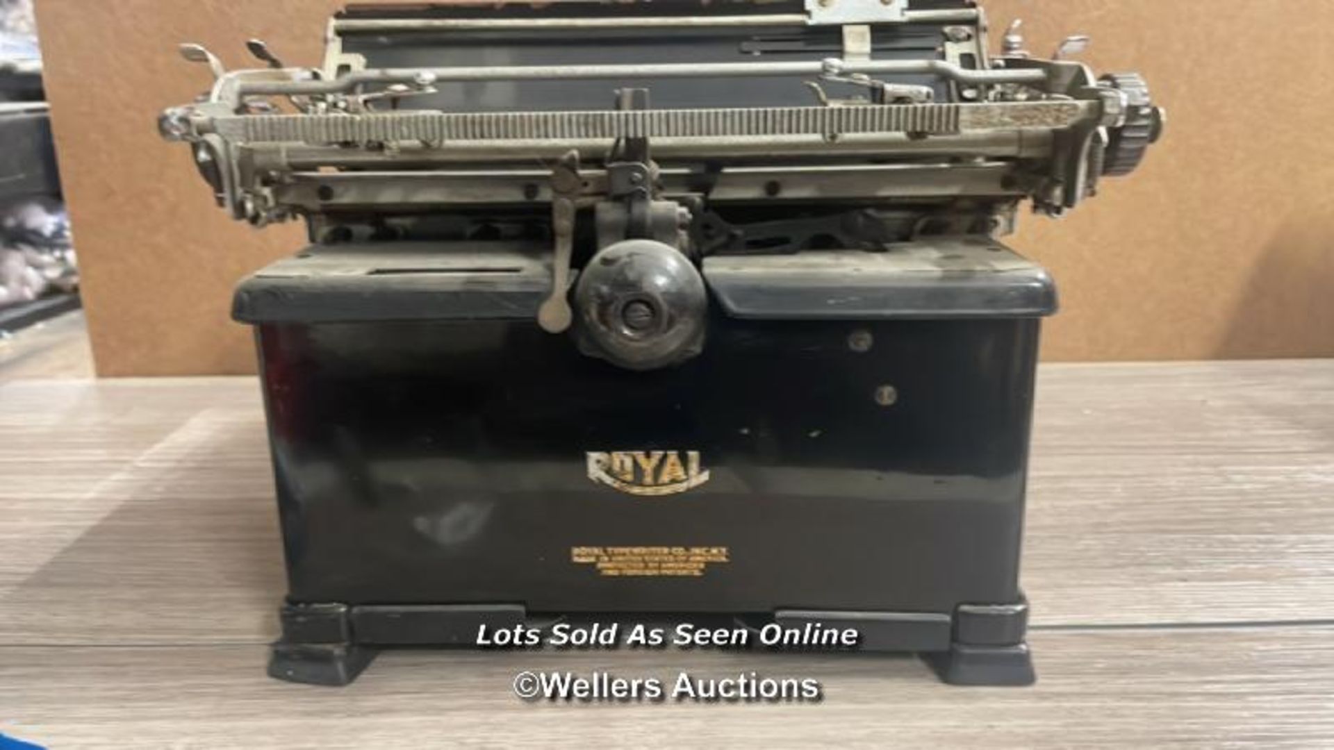 ROYAL TYPEWRITER. QWERTY KEYBOARD - Image 6 of 7