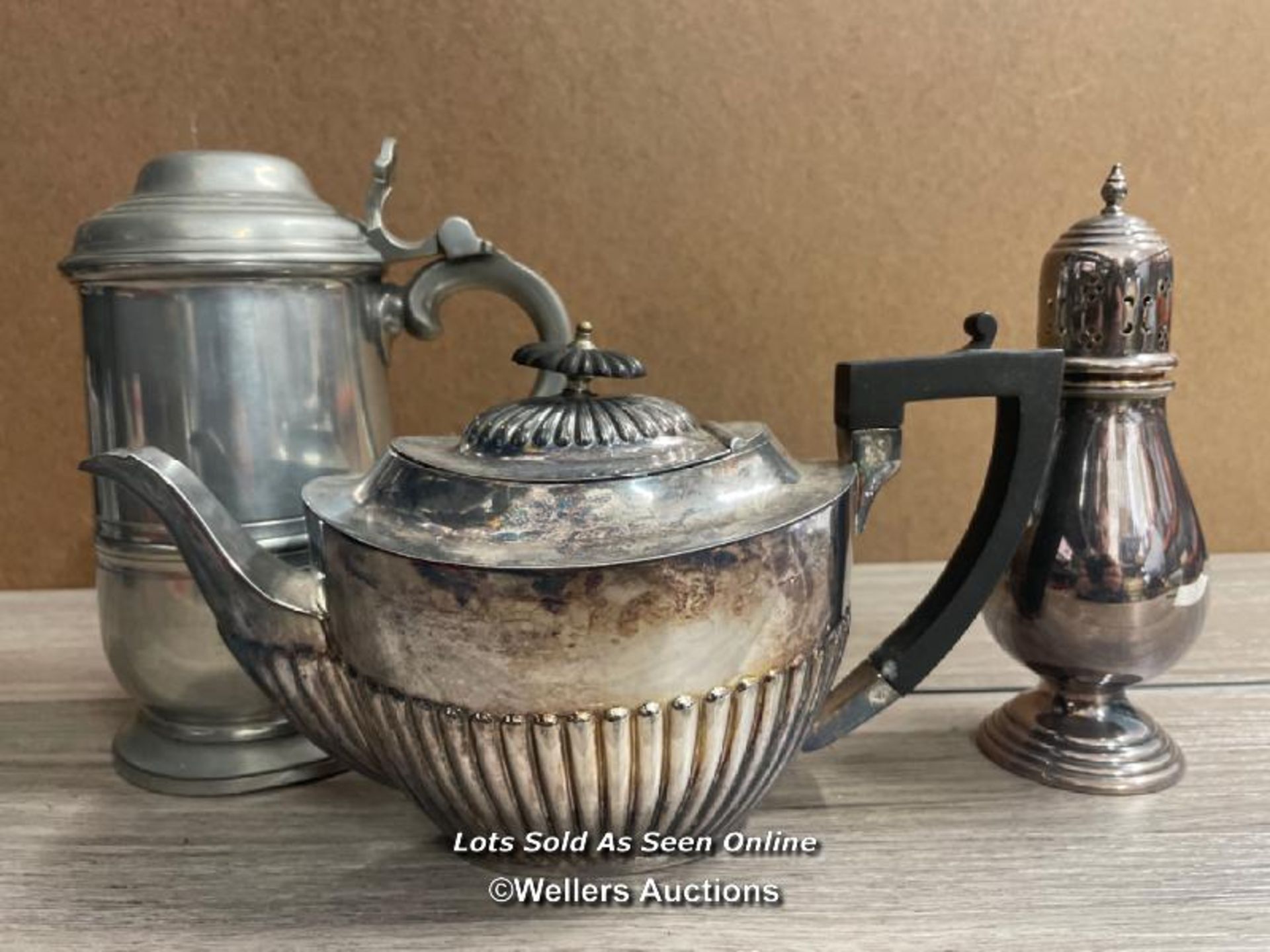 ASSORTED ANTIQUE E.P.N.S WARES INCLUDING TEA POT, SALT & PEPPERS SHAKERS AND TRAY - Image 10 of 15