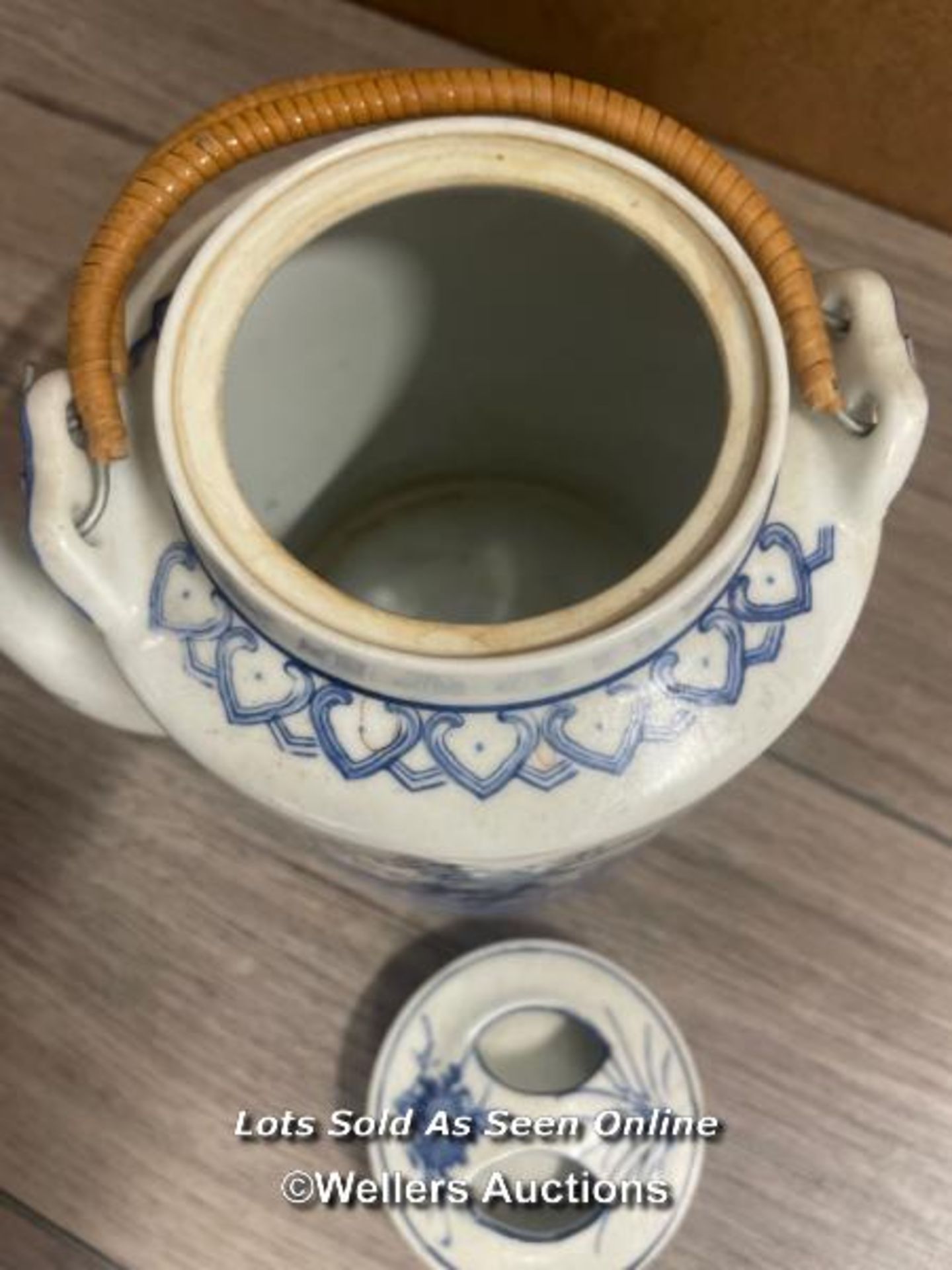 BLUE & WHITE ORIENTAL TEA POT WITH WICKER HANDLE, 16CM HIGH - Image 3 of 4