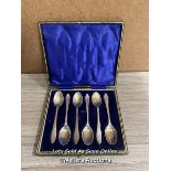 A CASED SET OF SIX HALLMARKED SILVER TEA SPOONS, WEIGHT 67G