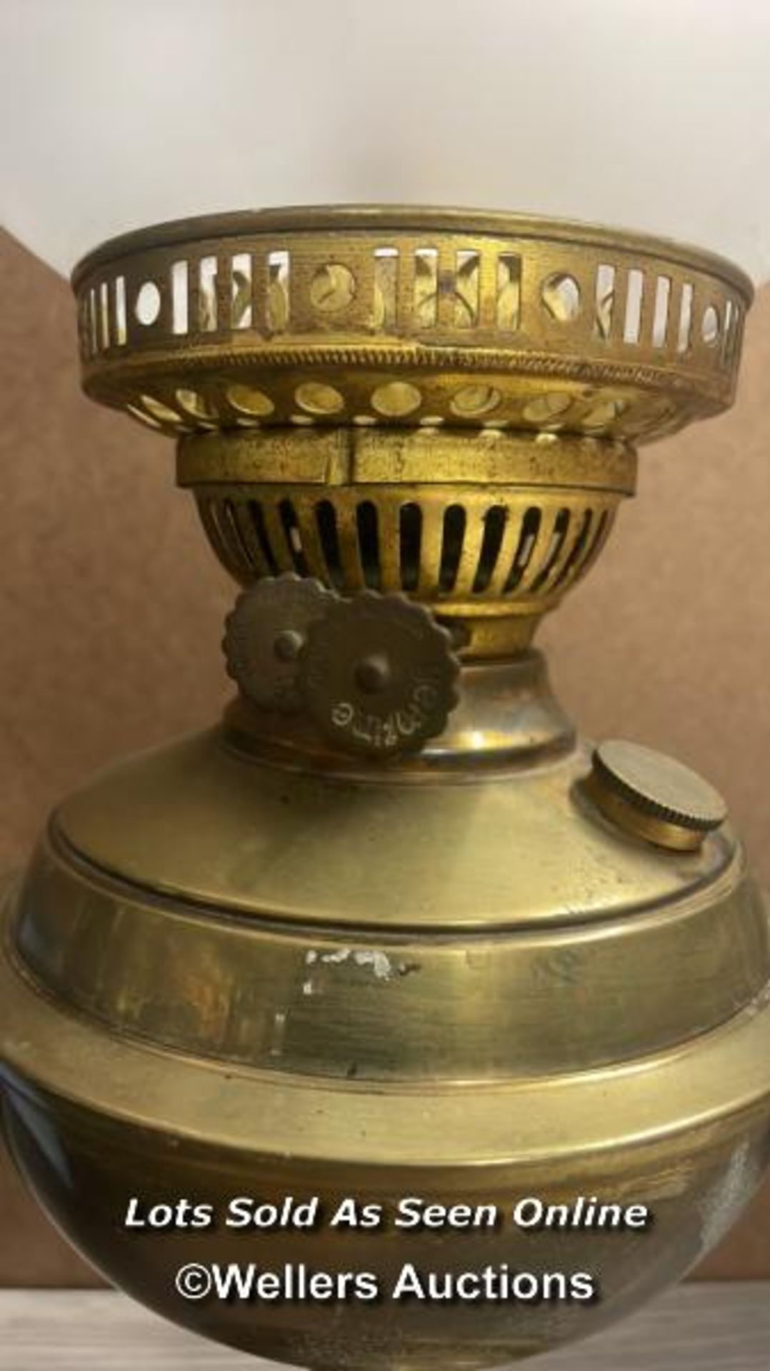 *VINTAGE GEMFINE TWIN BURNER BRASS CORINTHIAN OIL LAMP WITH GLOBE SHADE - Image 2 of 6