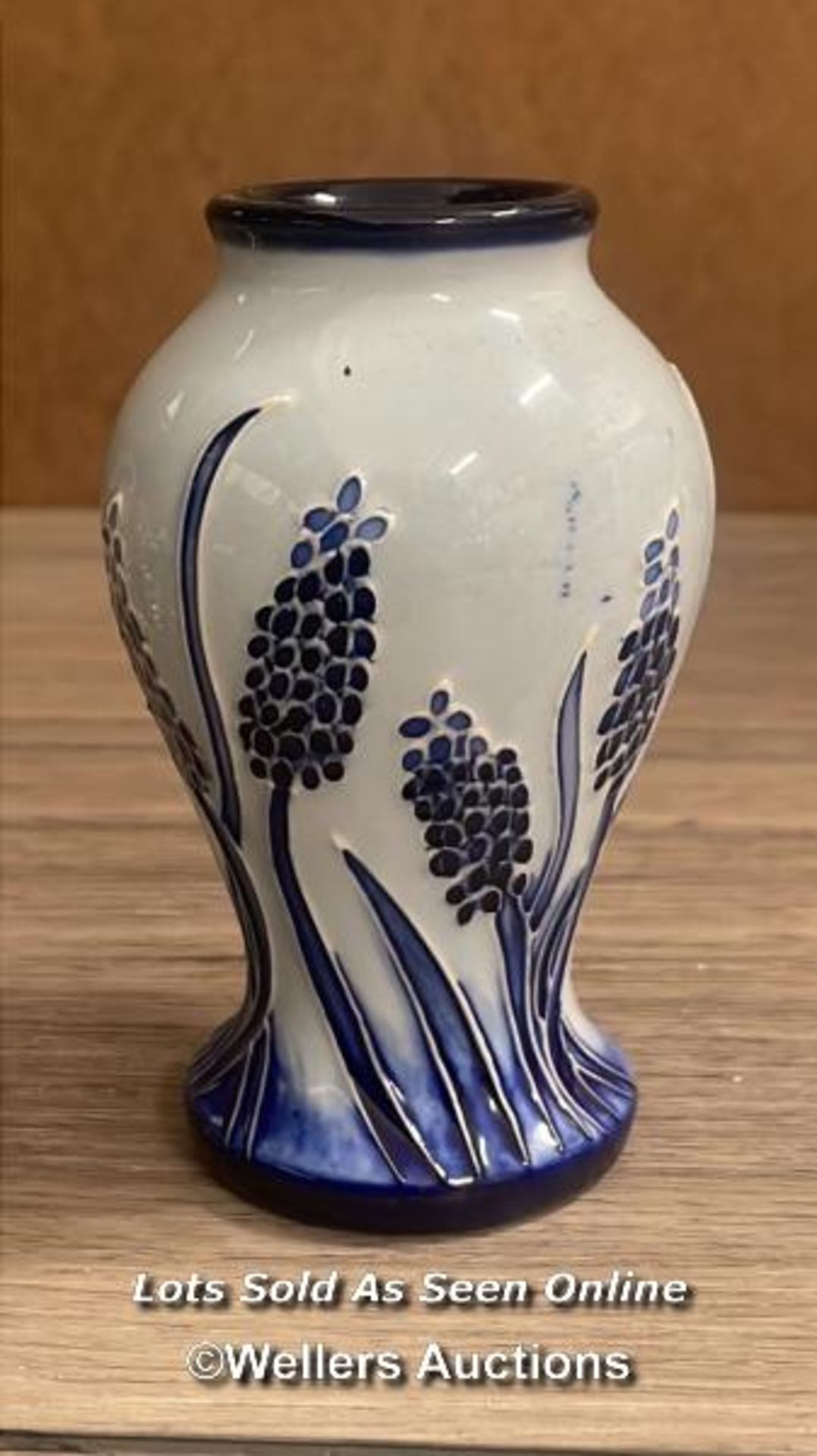 A SMALL MOORCROFT BLUE VASE 10CM HIGH WITH A EDINBURGH CRYSTAL CLOCK 6.5CM HIGH AND DARLINGTON - Bild 2 aus 4