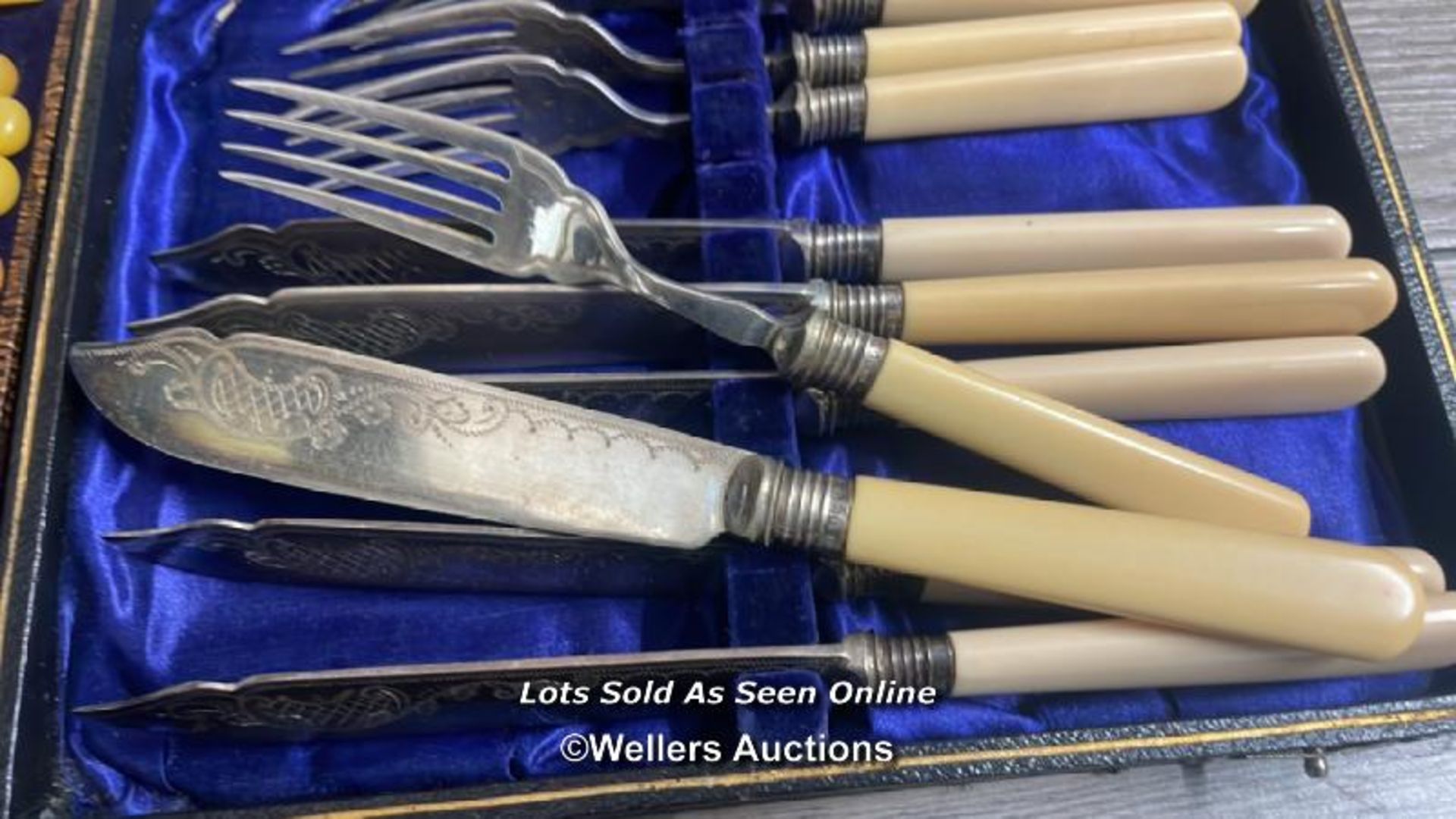 SILVER PLATED FISH EATERS AND TEA KNIVES, BOTH BOXED - Image 3 of 3