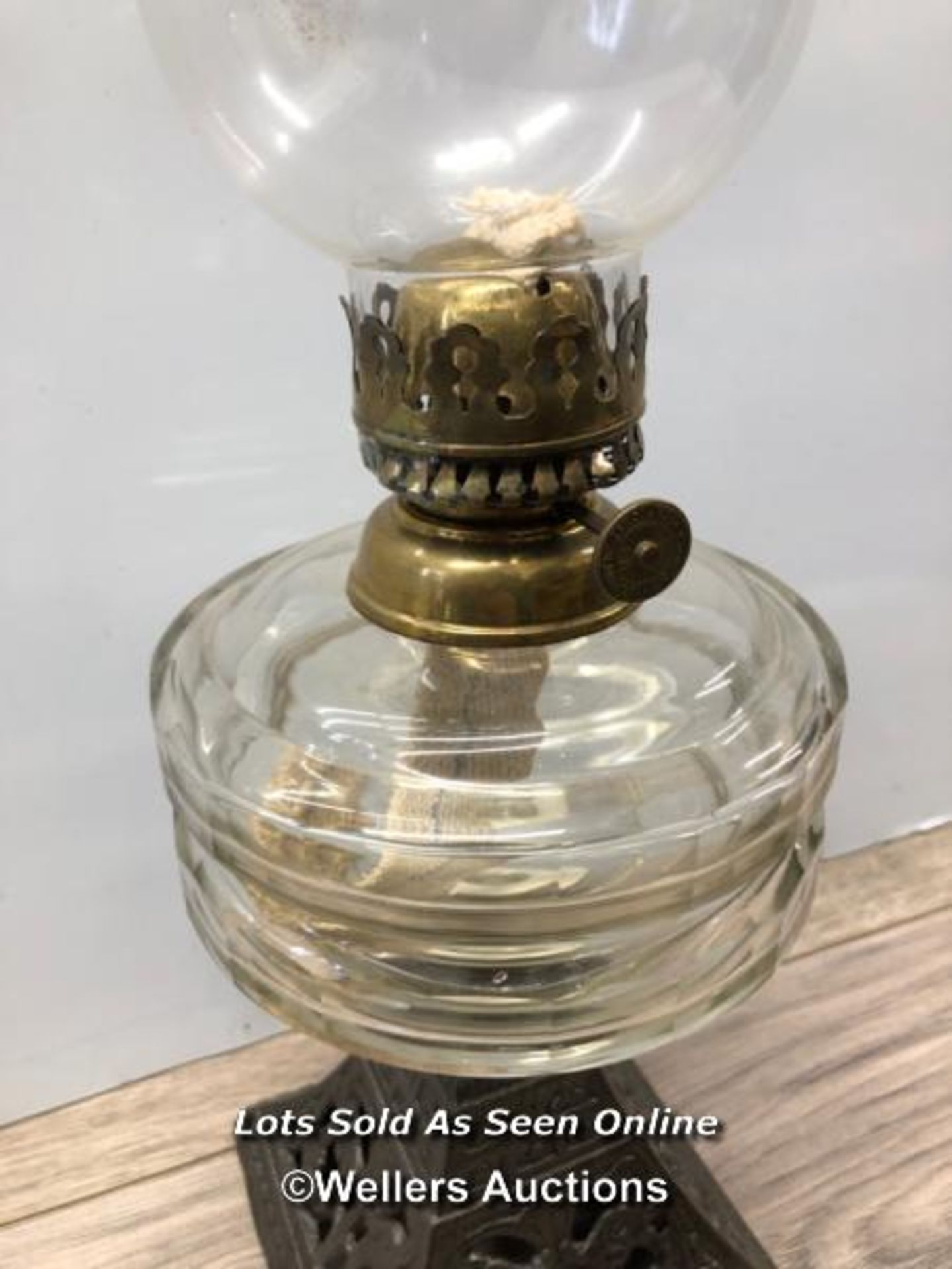 *OIL LAMP WITH GLASS RESERVOIR, CAST IRON BASE, YOUNGS BRILLIANT - Image 2 of 3