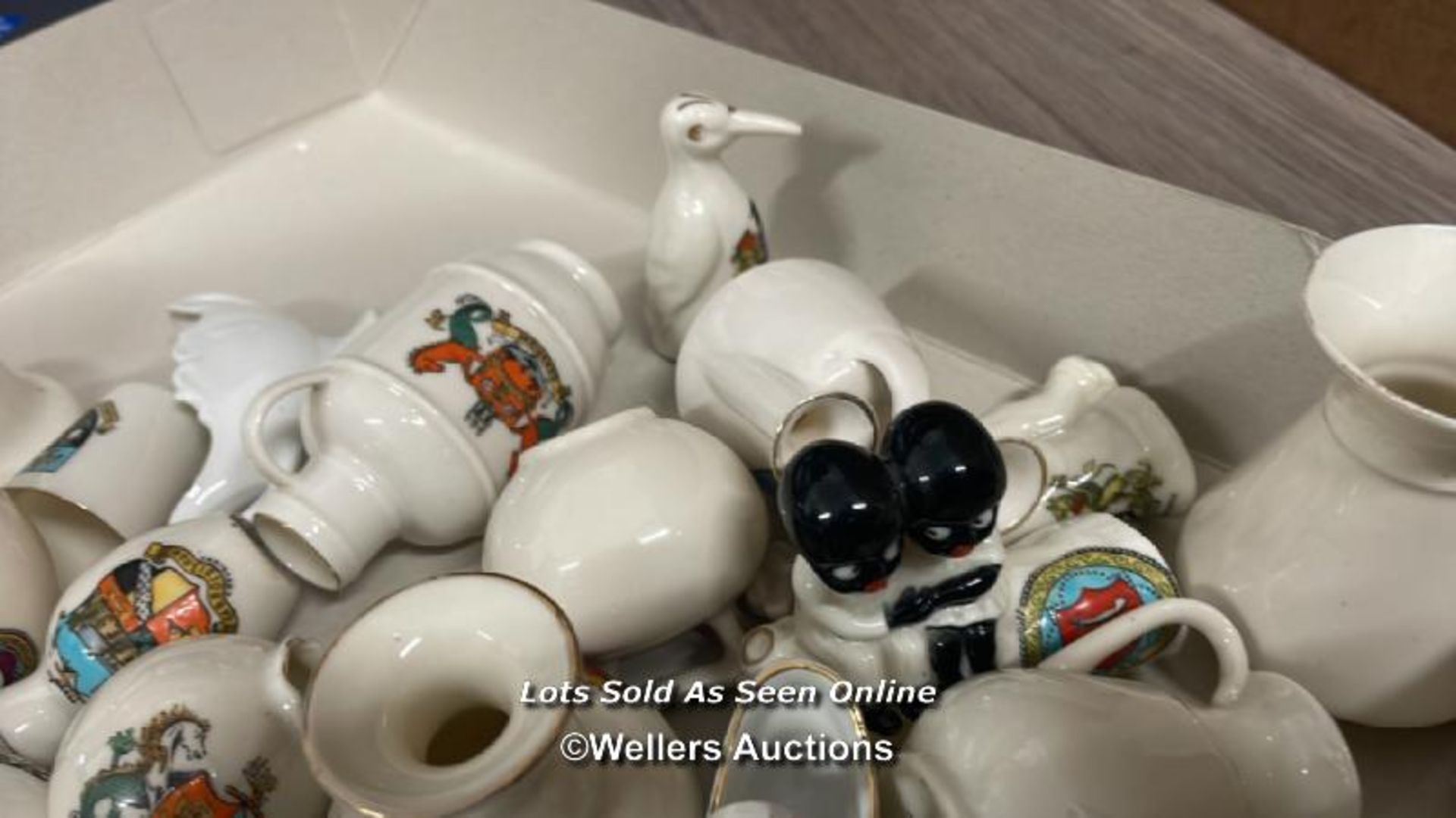 33 PIECES OF CRESTED CHINA - Image 3 of 3