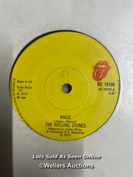 APPROX. 40 X CLASSIC ROCK VINYL SINGLES INCLUDING AC/DC, QUEEN, THE ROLLING STONES, BLACK SABBATH - Image 9 of 9