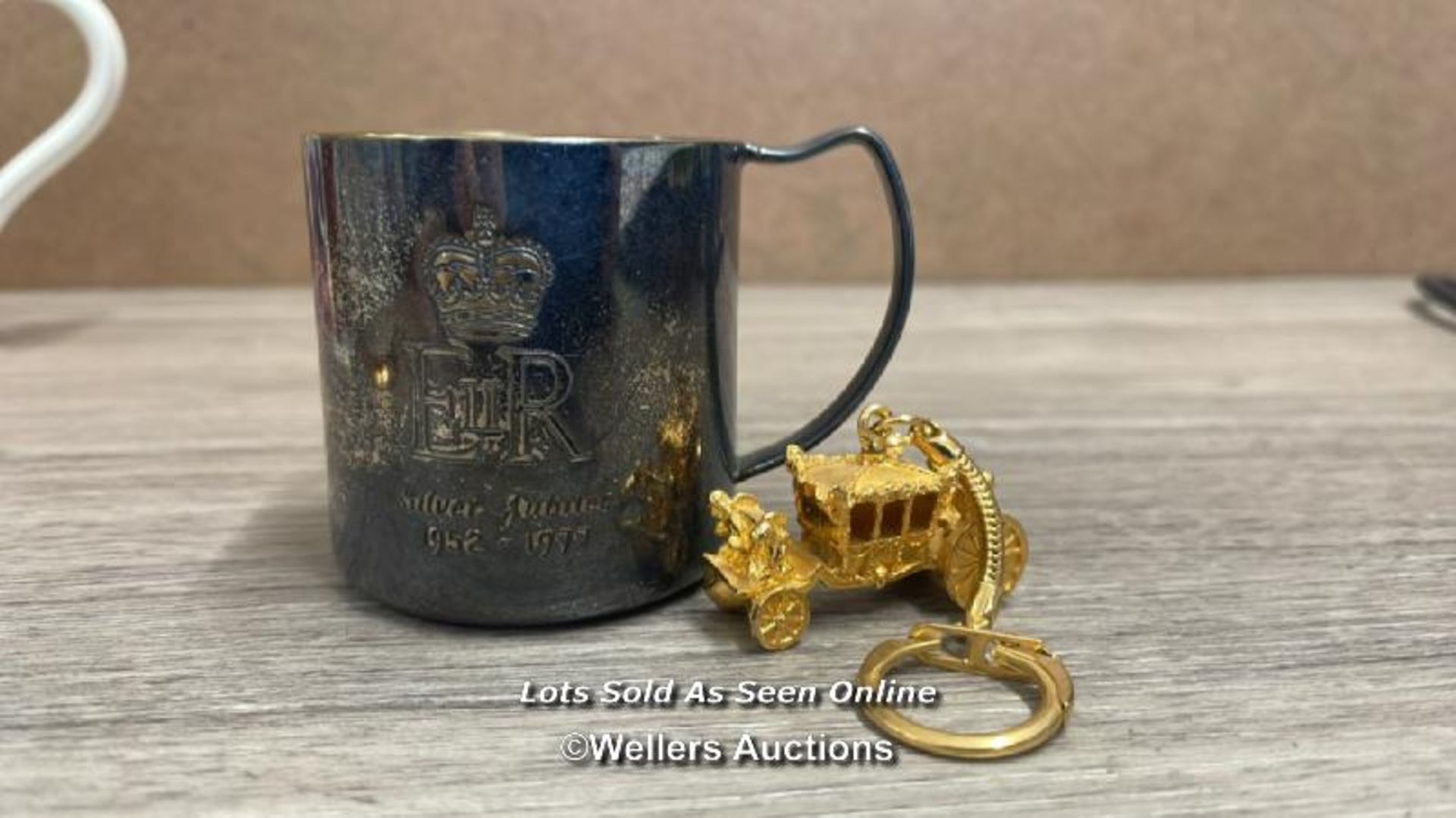 ASSORTED COMMEORATIVE WARES INCLUDING SILVER JUILEE METAL CUP, EDWARD VIII MUG BY J&G MEAKIN AND - Image 9 of 10