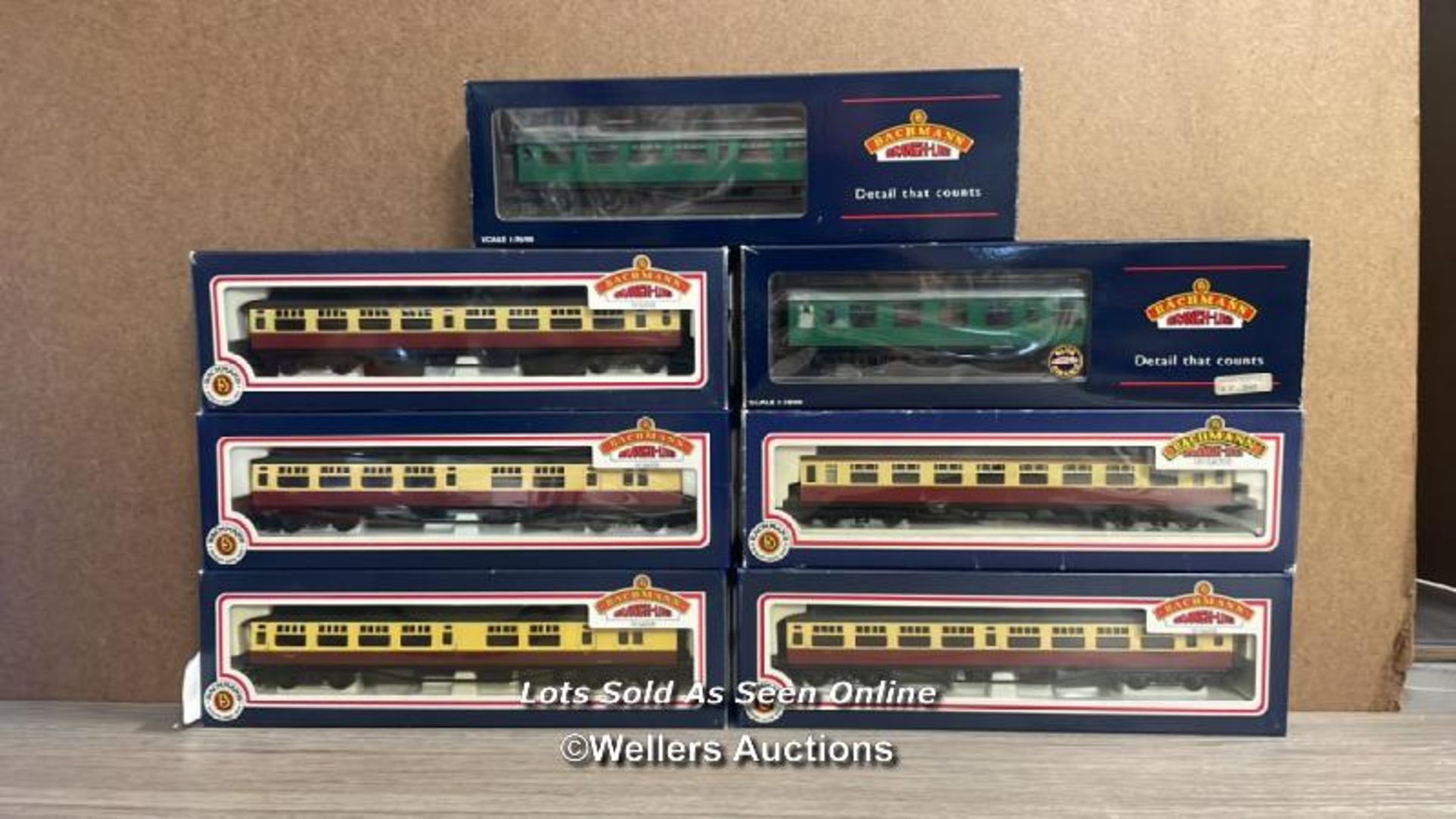 BACHMANN 00 SCALE, SEVEN CARRIAGES, BOXED, SEE PHOTOS FOR DETAILS