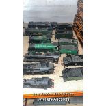 HORNBY 00 GAUGE GABBURY CASTLE LOCOMOTIVE AND TENDER, FOUR BACHMANN LOCOMOTIVES WITH TENDERS, TWO