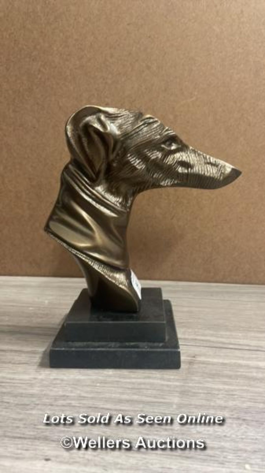 A BRONZE GREYHOUND BUST ON MARBLE BASE, 22.5CM HIGH - Image 4 of 4