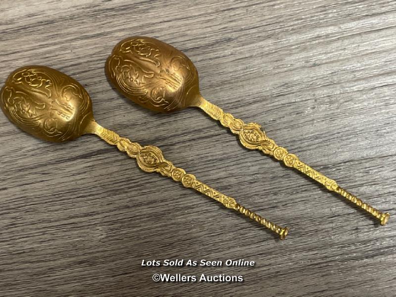 A PART WALKER & HALL SILVER CRUET SET, WEIGHT 102 GRAMS WITH TWO YELLOW METAL CORONATION TEA SPOONS - Bild 9 aus 9